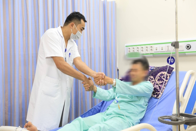 Đang ngồi phòng máy lạnh làm việc, người đàn ông bất ngờ đột quỵ - Ảnh 1.