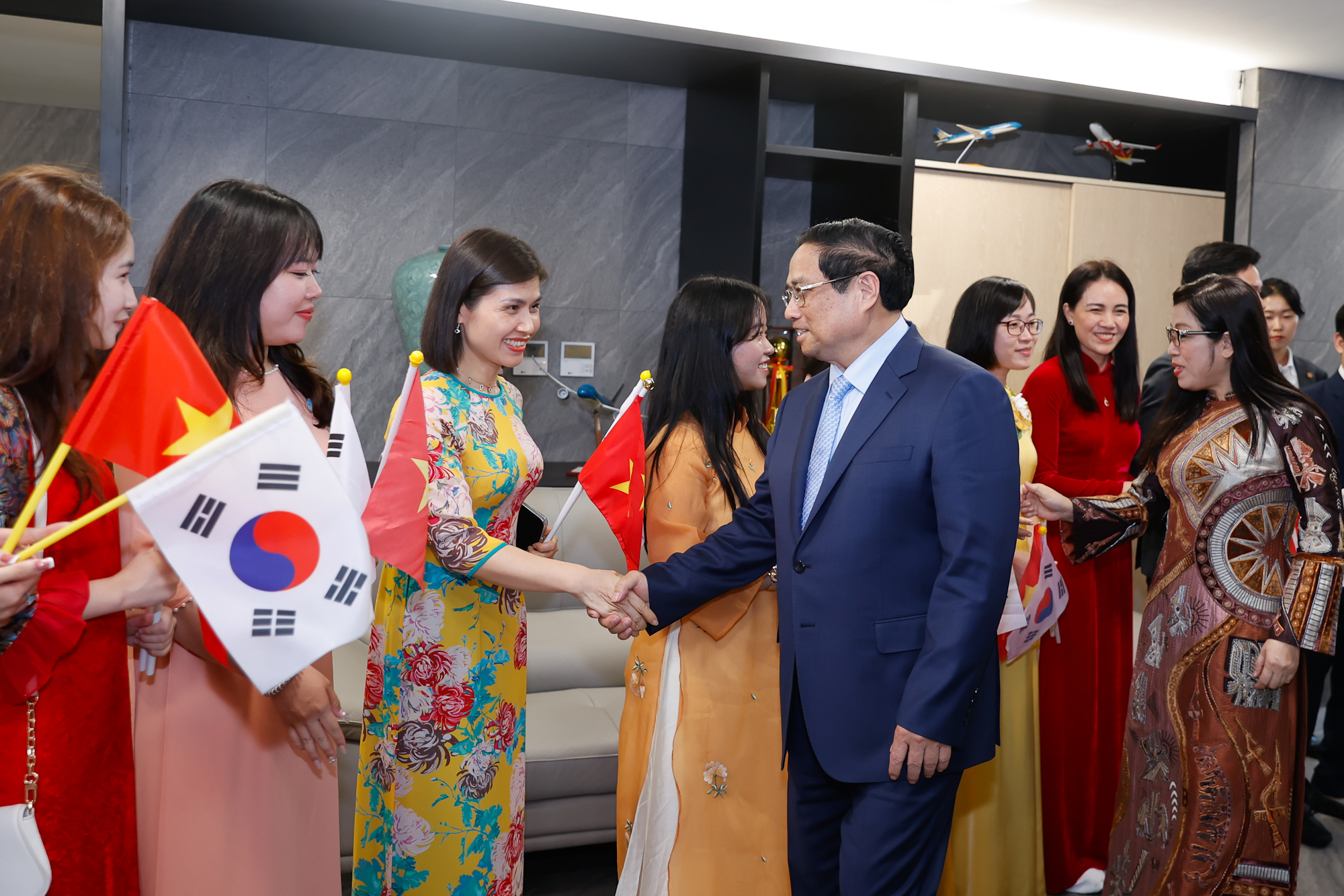 Thủ tướng Phạm Minh Ch&iacute;nh v&agrave; Phu nh&acirc;n gặp gỡ kiều b&agrave;o tại H&agrave;n Quốc- Ảnh 2.