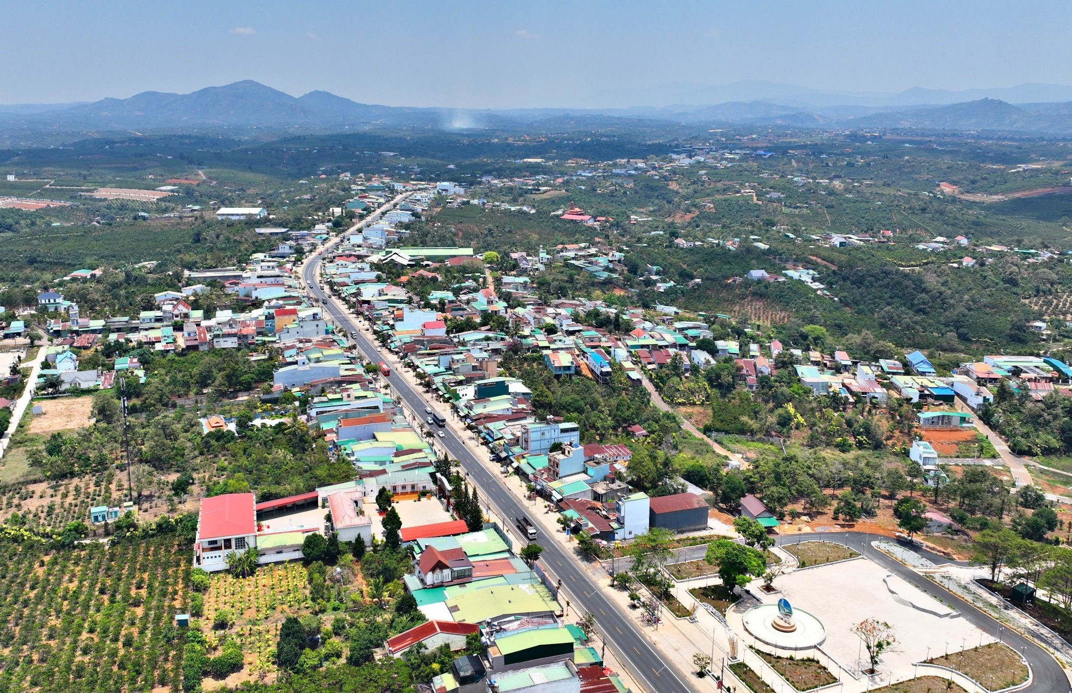 L&acirc;m Đồng: 400 triệu đồng để sửa 5 cổng ch&agrave;o ở 1 thị trấn- Ảnh 1.