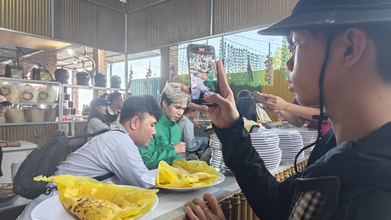 Lần đầu tiên nông dân An Giang chứng kiến hàng chục TikToker nổi tiếng cùng livestream bán hàng OCOP- Ảnh 8.