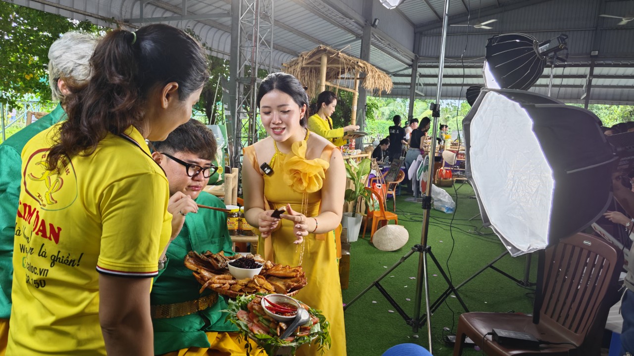 Lần đầu tiên nông dân An Giang chứng kiến hàng chục TikToker nổi tiếng cùng livestream bán hàng OCOP- Ảnh 5.