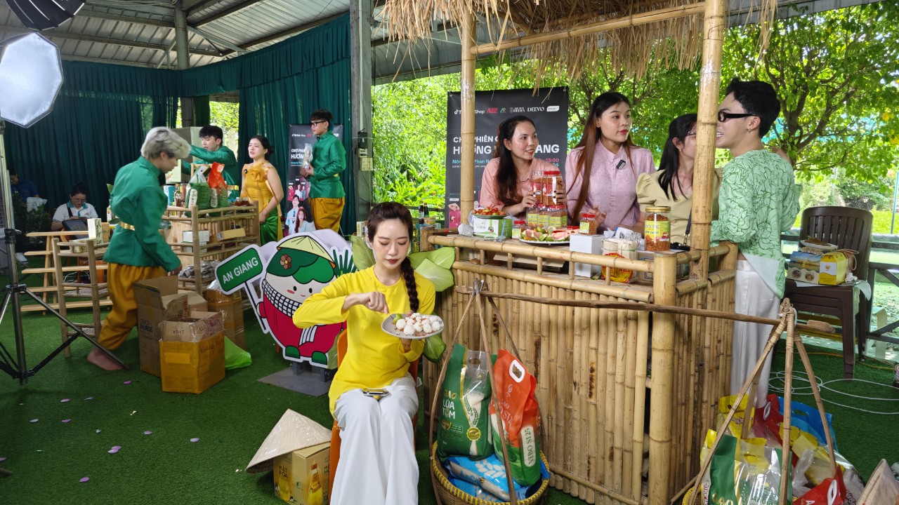Lần đầu tiên nông dân An Giang chứng kiến hàng chục TikToker nổi tiếng cùng livestream bán hàng OCOP- Ảnh 6.