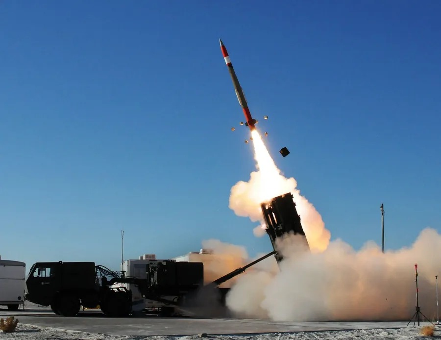 Mỹ "bung" Patriot cho Ukraine, NATO tính tới biển Đen và Baltic- Ảnh 1.