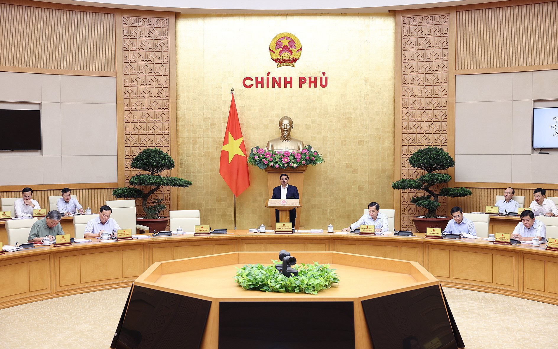 Thủ tướng phân công 4 Phó Thủ tướng thực hiện các công việc cấp bách