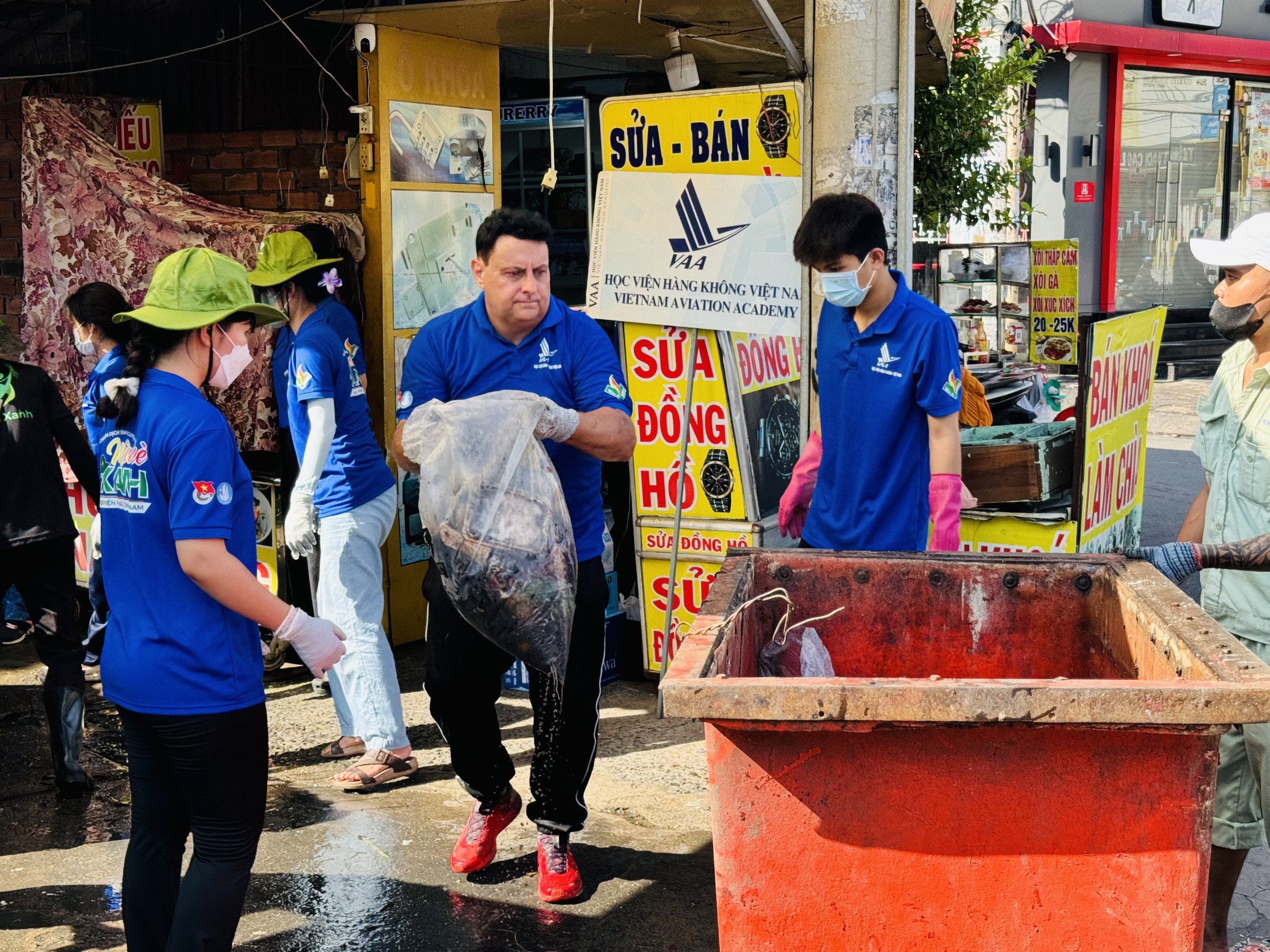 Tuổi trẻ quận T&acirc;n B&igrave;nh dọn sạch 10 tấn r&aacute;c trong s&aacute;ng chủ nhật - Ảnh 4.