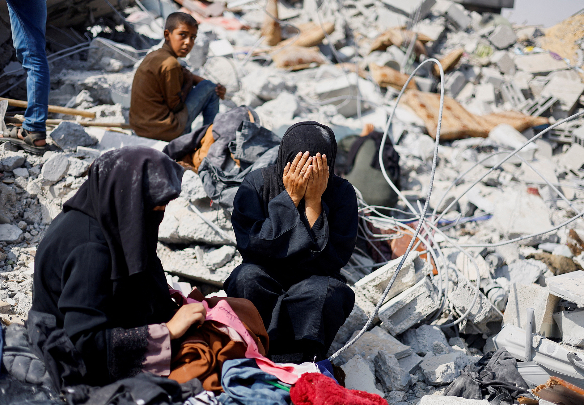 Hai chị em người Palestine đau buồn khi t&igrave;m kiếm người mẹ mất t&iacute;ch trong đống đổ n&aacute;t ở Khan Younis, miền Nam Gaza h&ocirc;m 3-6 Ảnh: REUTERS