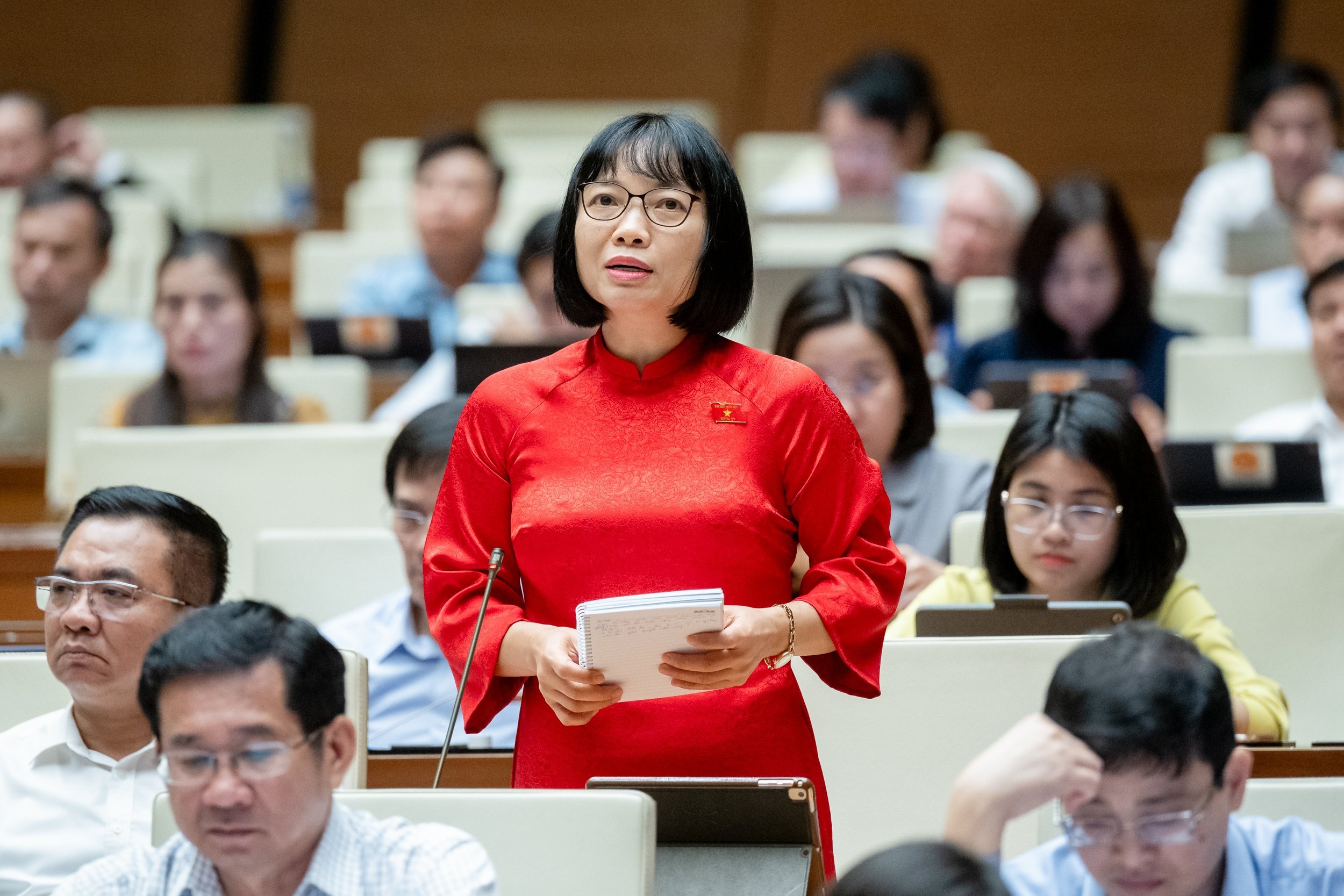 Đại biểu Nguyễn Thị Việt Nga (Hải Dương) chất vấn về tình trạng ô nhiễm môi trường ngày càng tăng Ảnh: LÂM HIỂN