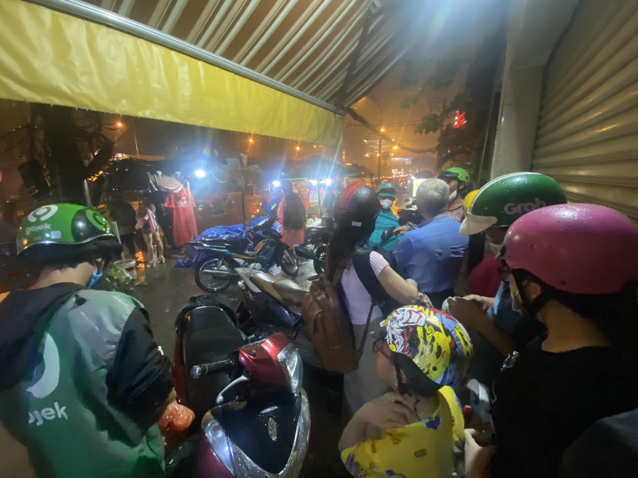Một số nơi ở TP HCM bất ngờ hứng mưa, nhiều người kh&ocirc;ng kịp trở tay- Ảnh 2.