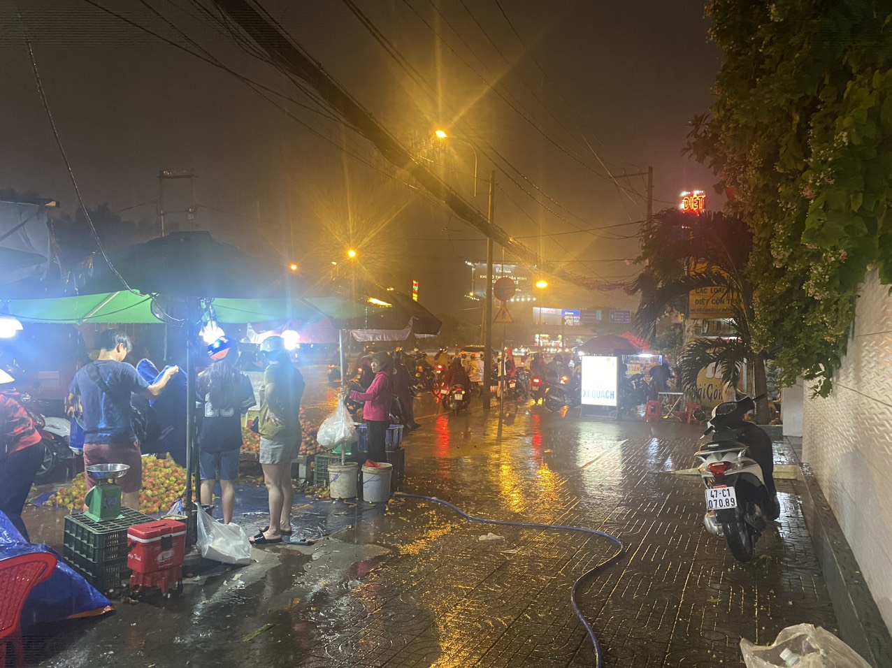 Một số nơi ở TP HCM bất ngờ hứng mưa, nhiều người kh&ocirc;ng kịp trở tay- Ảnh 3.
