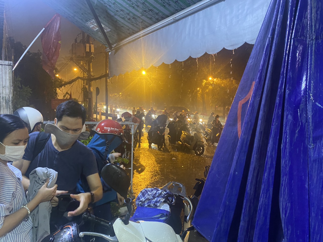 Một số nơi ở TP HCM bất ngờ hứng mưa, nhiều người kh&ocirc;ng kịp trở tay- Ảnh 1.