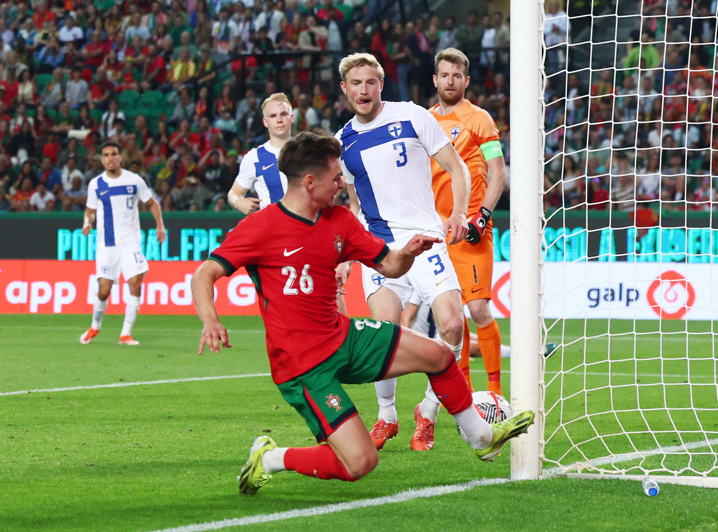 Sao Man United gi&uacute;p Bồ Đ&agrave;o Nha thắng đậm giao hữu trước Phần Lan- Ảnh 3.