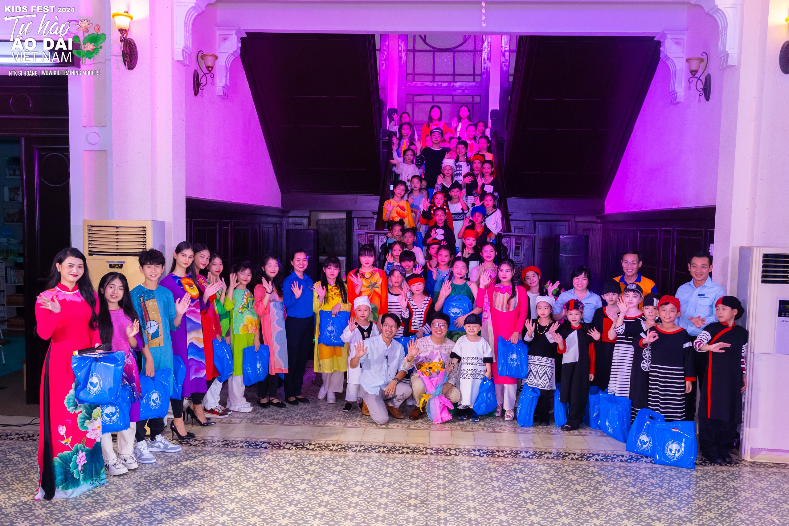Mẫu nh&iacute; Bảo Phương mở m&agrave;n show kids "Tự h&agrave;o &aacute;o d&agrave;i Việt Nam" Lễ hội trẻ em &ndash; Kids Fest 2024- Ảnh 1.