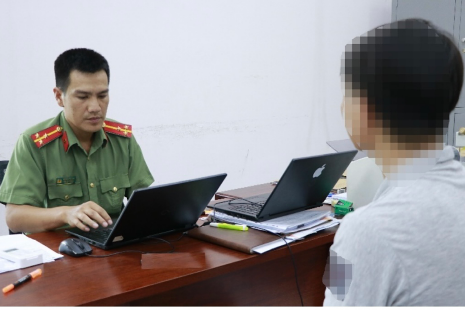 Thủ đoạn n&acirc;ng cấp hạn mức thẻ t&iacute;n dụng của nh&oacute;m giả danh nh&acirc;n vi&ecirc;n ng&acirc;n h&agrave;ng- Ảnh 1.