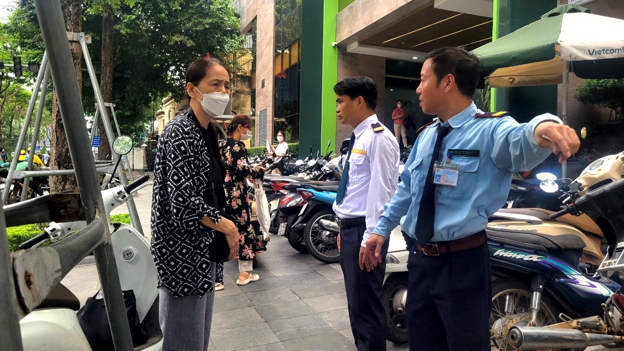VIDEO: 9 giờ sáng, ngân hàng đã hết số, đi 2 ngày không mua được vàng SJC- Ảnh 2.