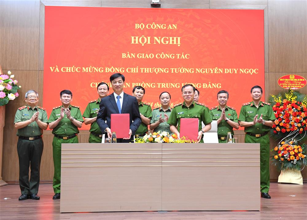 Thượng tướng Nguyễn Duy Ngọc b&agrave;n giao c&ocirc;ng t&aacute;c tại Bộ C&ocirc;ng an- Ảnh 2.