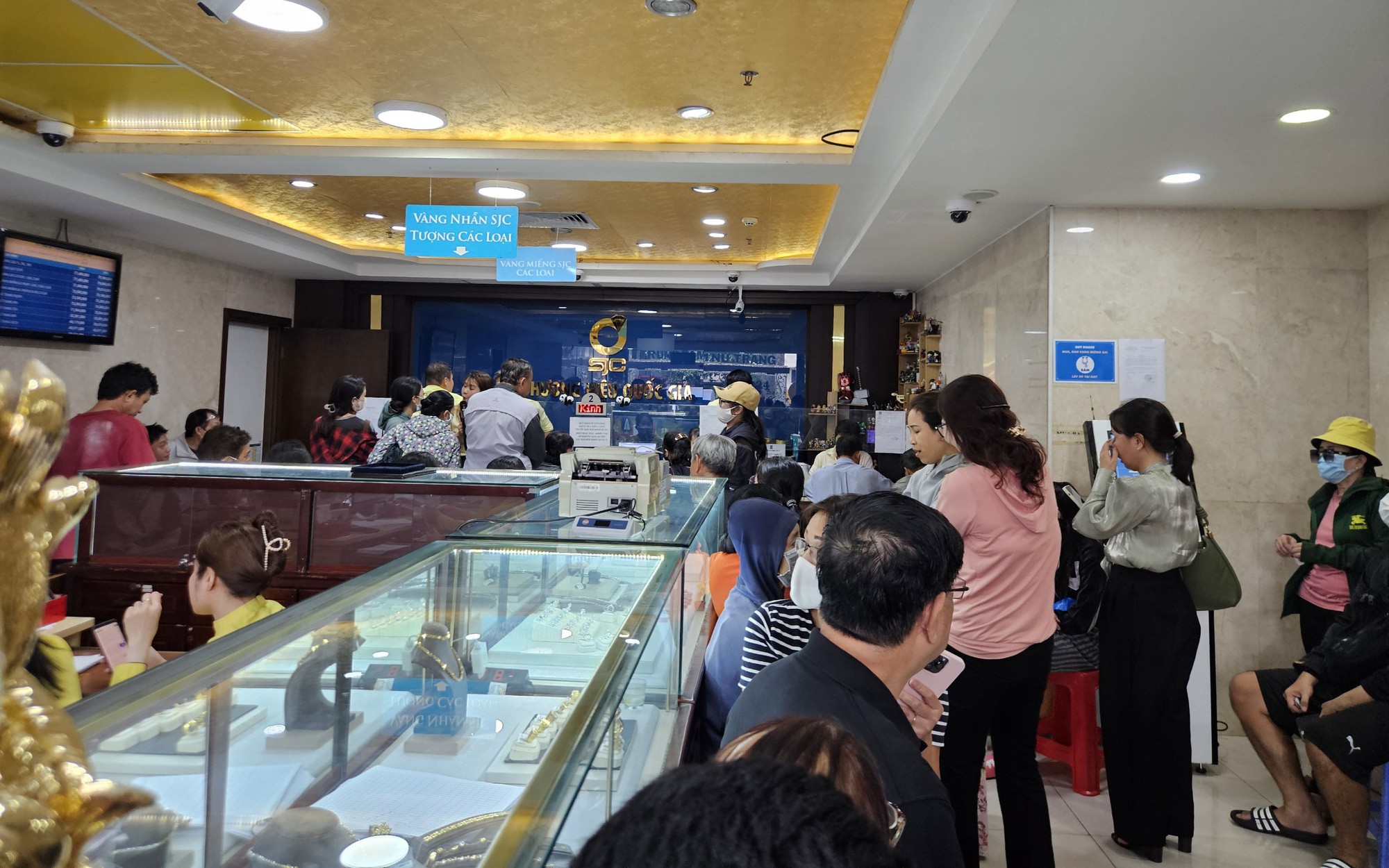 Người dân TP HCM vẫn chen chân mua vàng miếng SJC