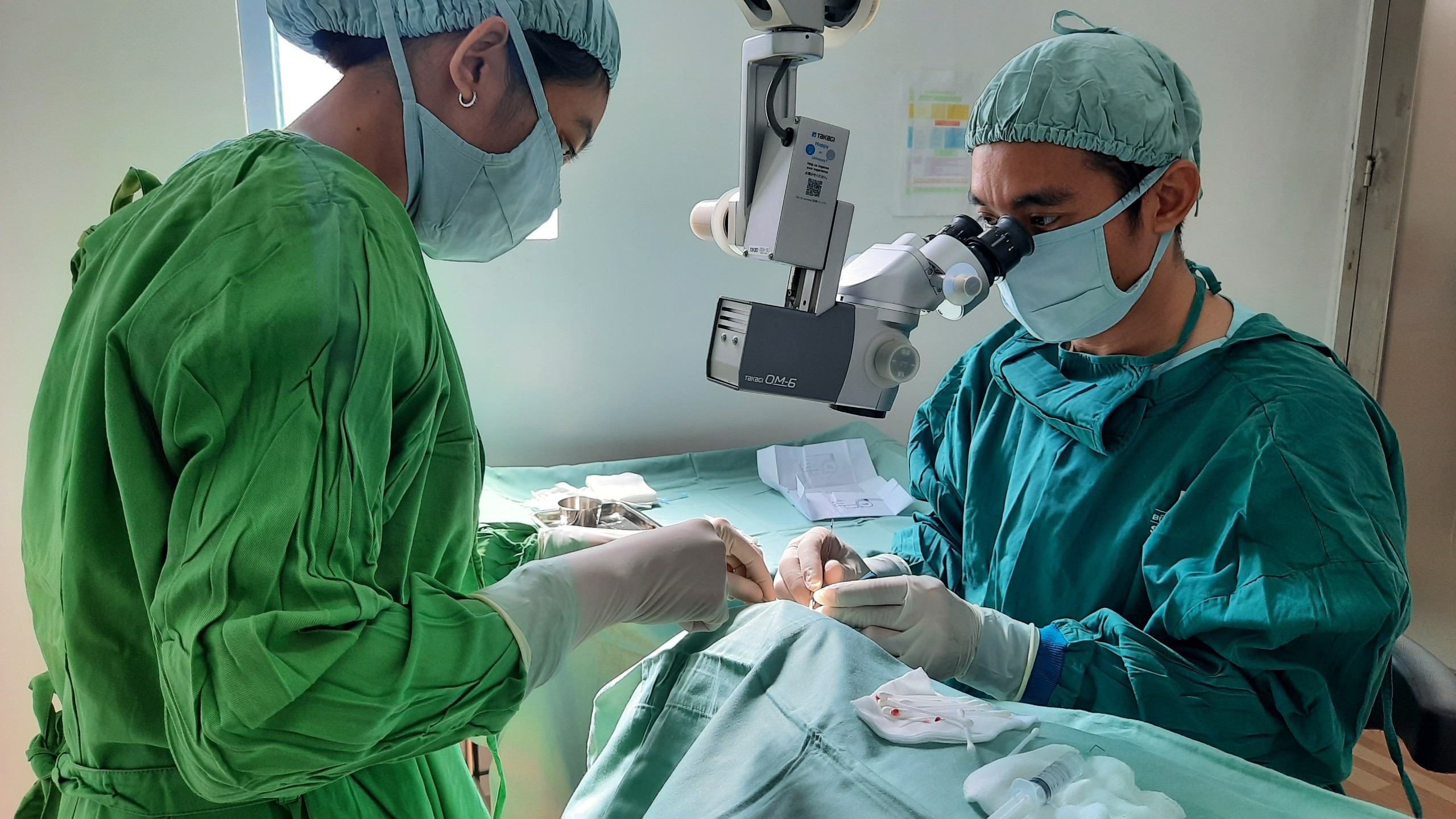 Kh&aacute;ch h&agrave;ng trải nghiệm hệ thống ph&ograve;ng kh&aacute;m vệ tinh về mắt- Ảnh 1.
