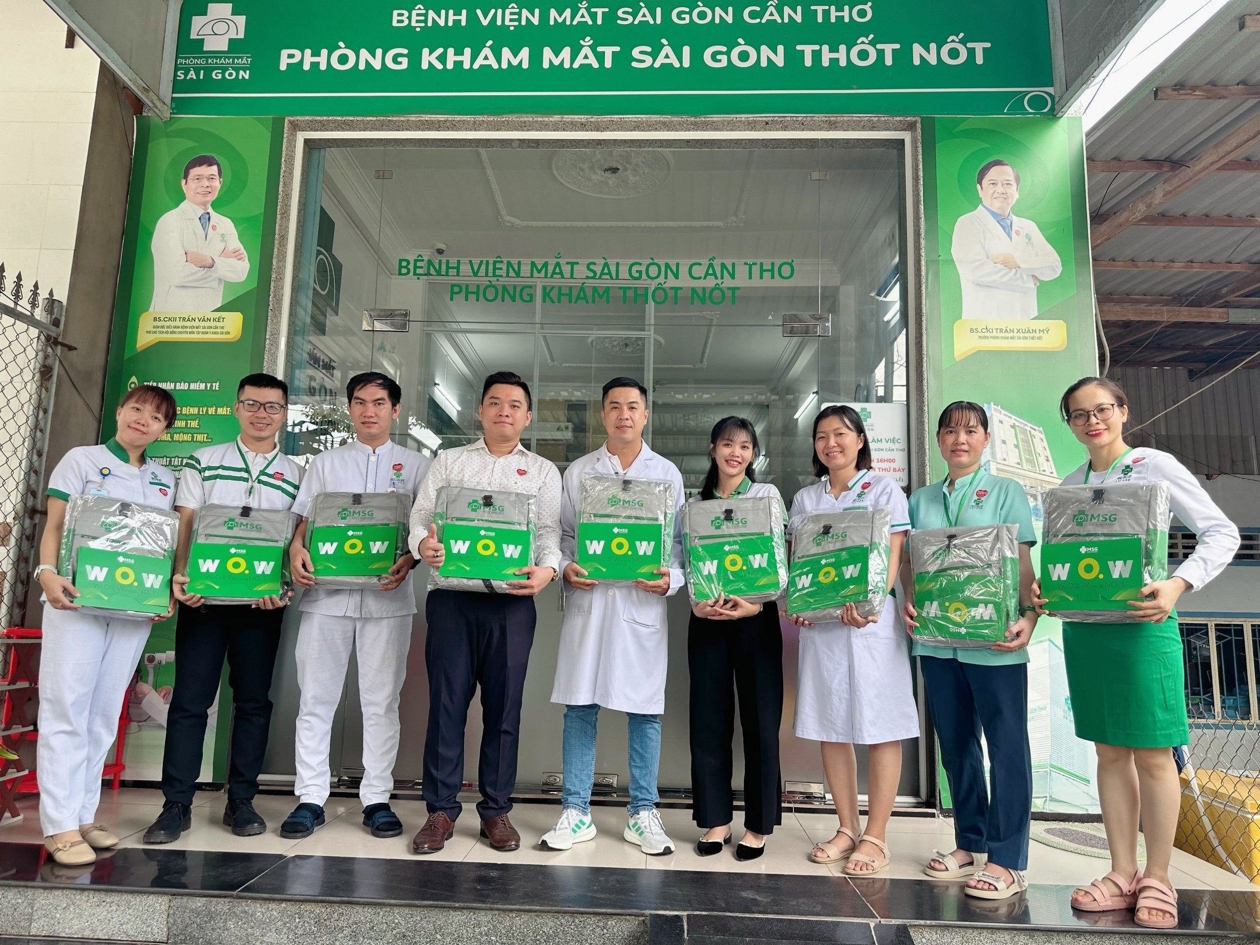 Kh&aacute;ch h&agrave;ng trải nghiệm hệ thống ph&ograve;ng kh&aacute;m vệ tinh về mắt- Ảnh 2.