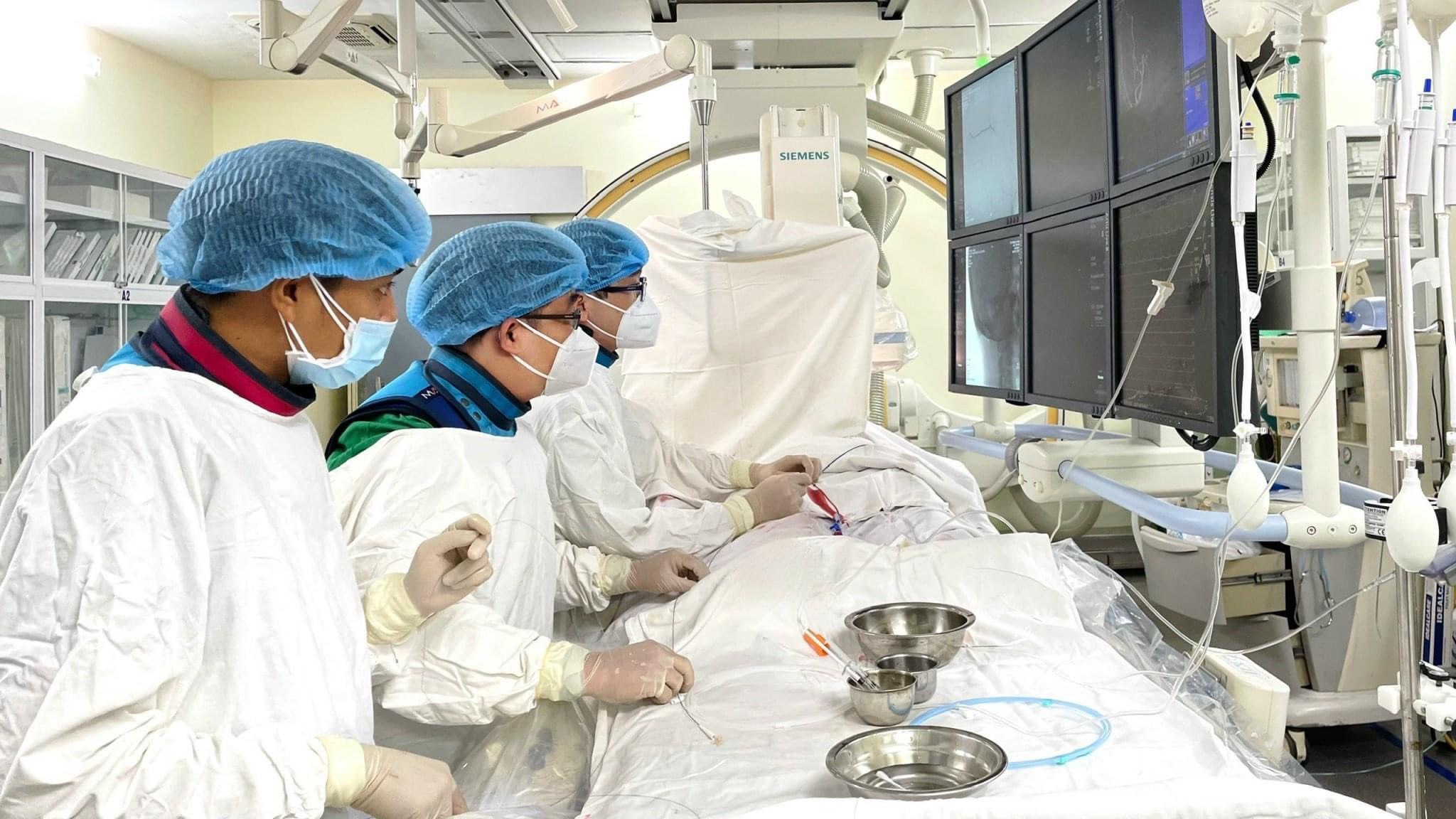 Người đ&agrave;n &ocirc;ng đột quỵ sau khi gi&aacute;c hơi tại nh&agrave;- Ảnh 1.