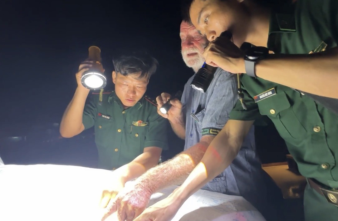 Một người Mỹ c&ugrave;ng thuyền buồm tr&ocirc;i dạt tr&ecirc;n biển Quảng Ng&atilde;i - Ảnh 2.