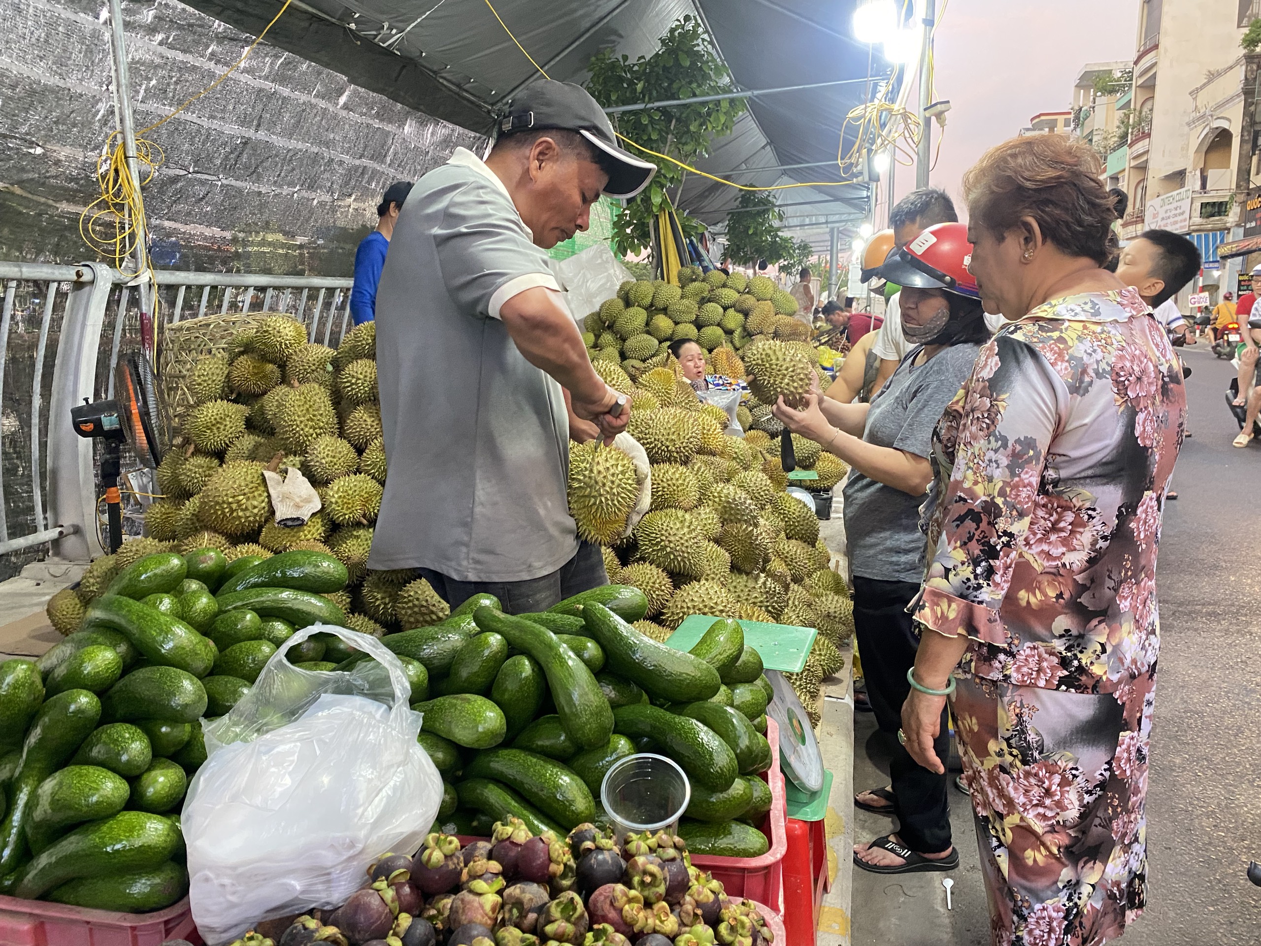 L&atilde;nh đạo UBND quận 8 giới thiệu một loại tr&aacute;i c&acirc;y 