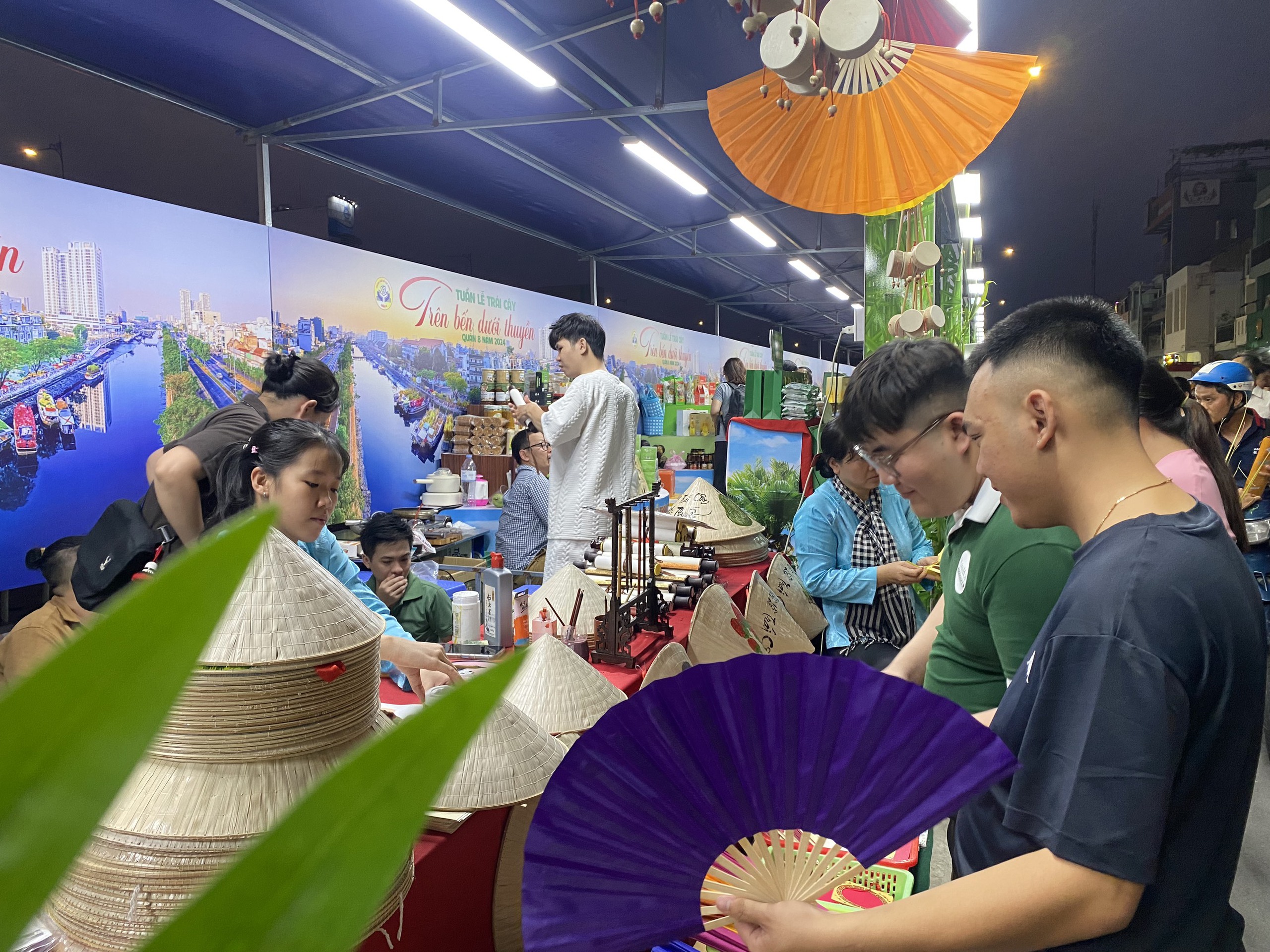 L&atilde;nh đạo UBND quận 8 giới thiệu một loại tr&aacute;i c&acirc;y 