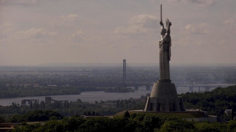 Ukraine tịch thu tài sản gần 1 tỉ USD của Nga- Ảnh 1.