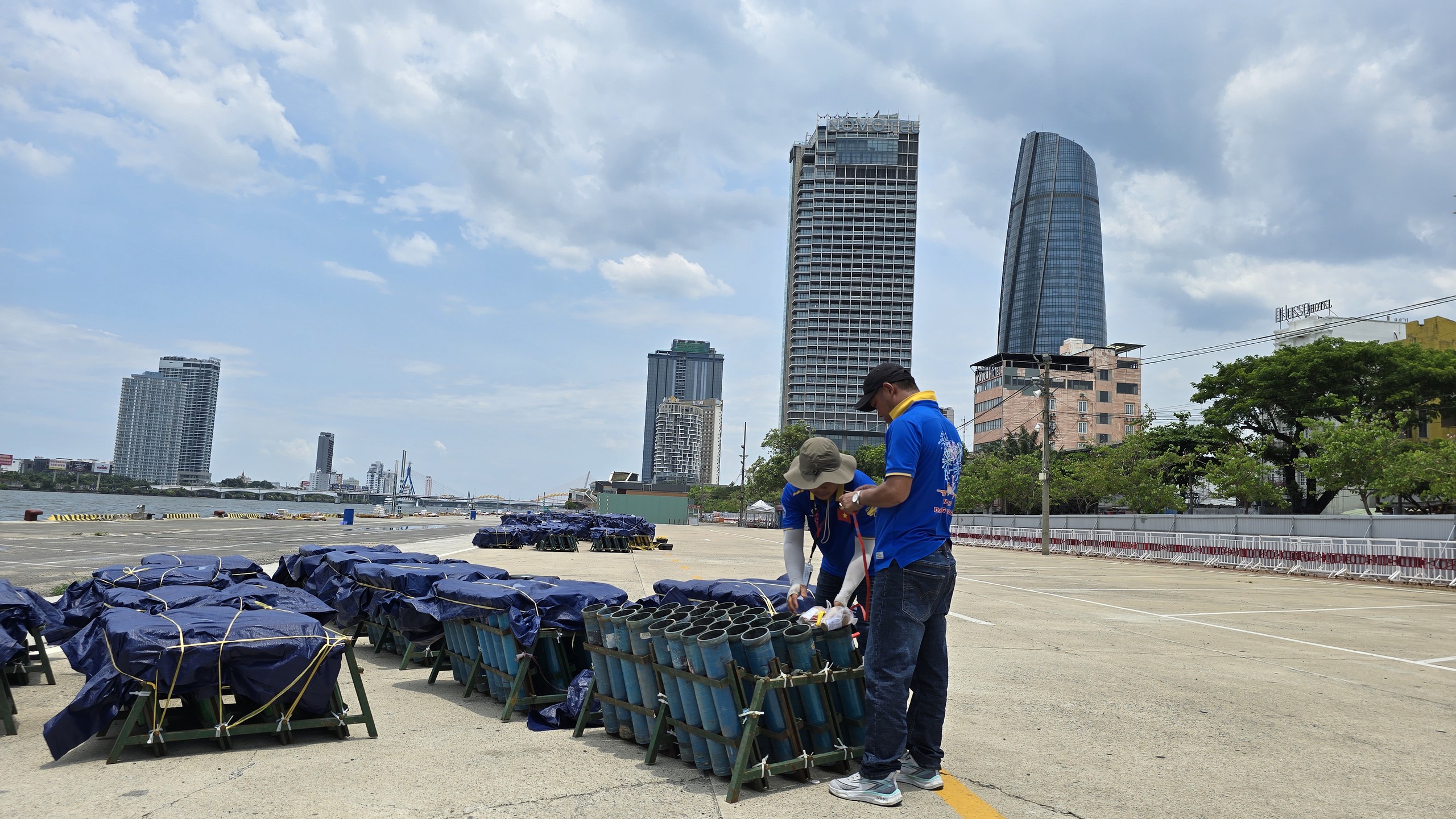 Cận cảnh “trận địa” pháo hoa trước thềm khai mạc DIFF 2024- Ảnh 2.