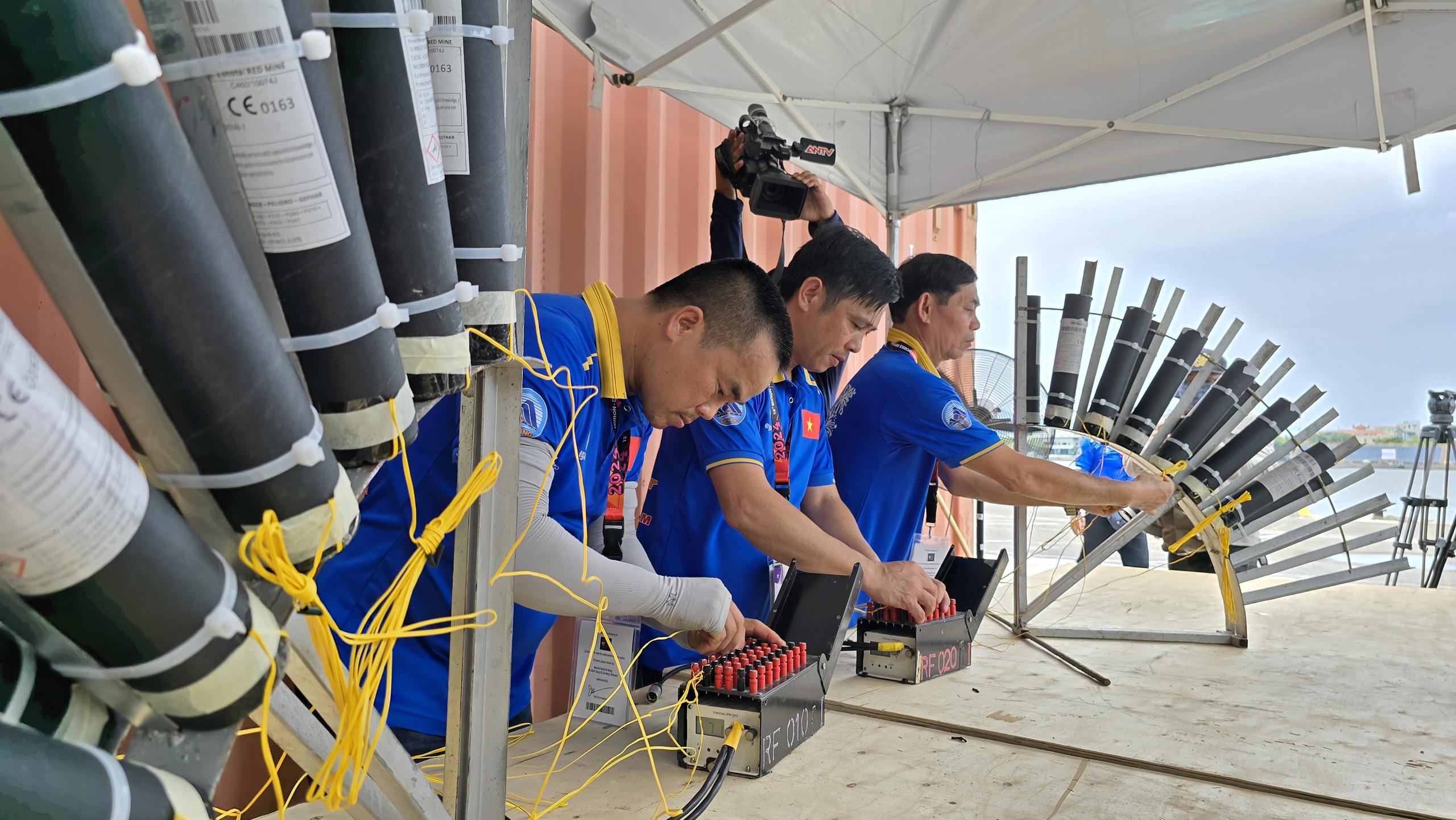 Cận cảnh “trận địa” pháo hoa trước thềm khai mạc DIFF 2024- Ảnh 6.