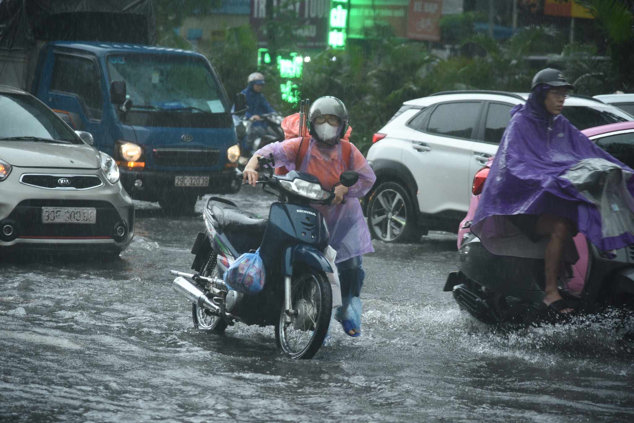 Cảnh b&aacute;o mưa lớn, sấm s&eacute;t tại H&agrave; Nội v&agrave; Bắc Bộ- Ảnh 1.