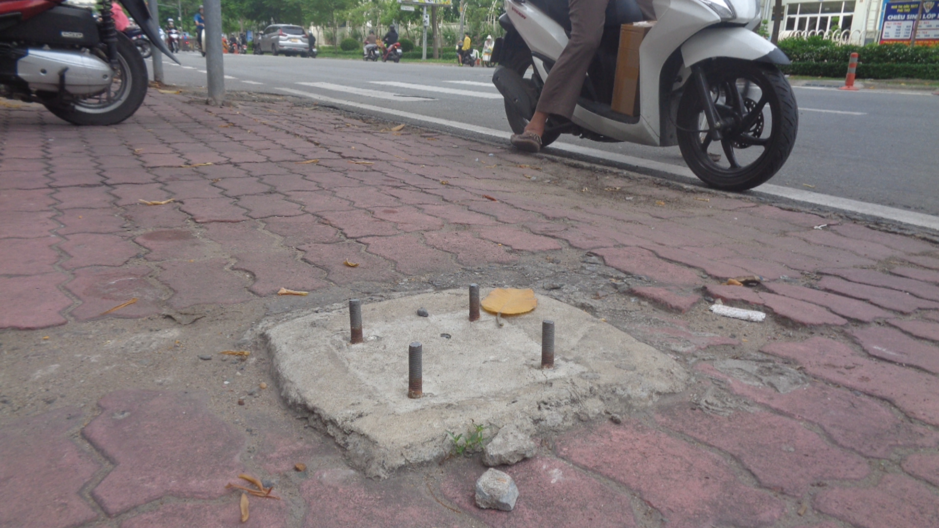Hai mối nguy trên đường- Ảnh 1.