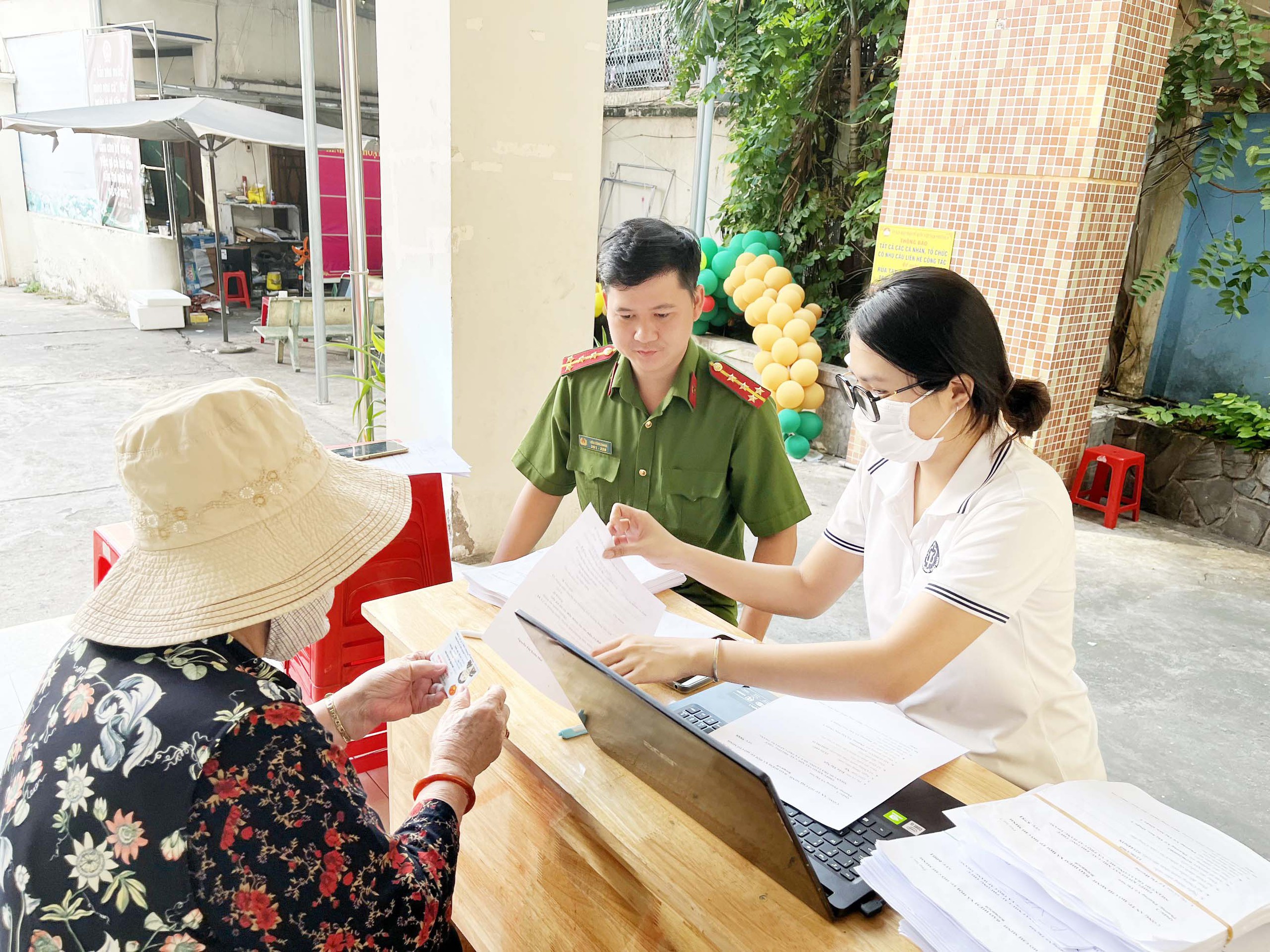 BHXH quận 3 phối hợp cùng công an quận, bưu điện, ngân hàng triển khai thanh toán không dùng tiền mặt đến các cô chú hưu trí