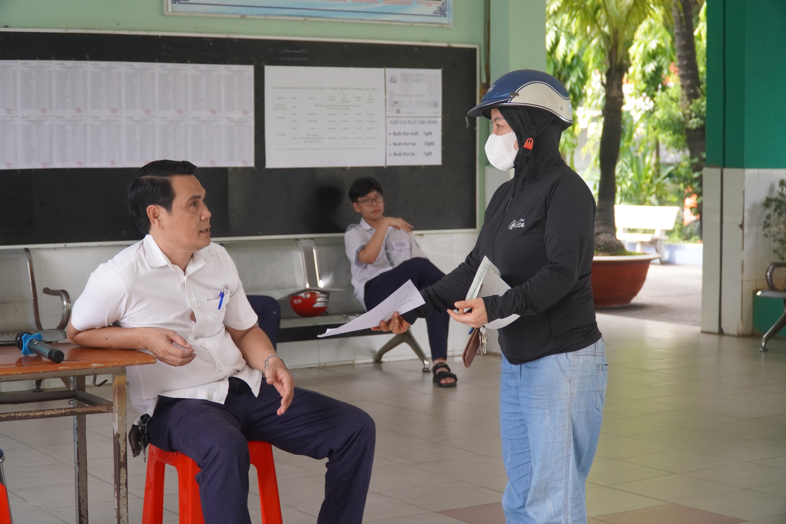 H&igrave;nh ảnh th&iacute; sinh hồi hộp l&agrave;m thủ tục dự thi lớp 10 tại TP HCM- Ảnh 7.