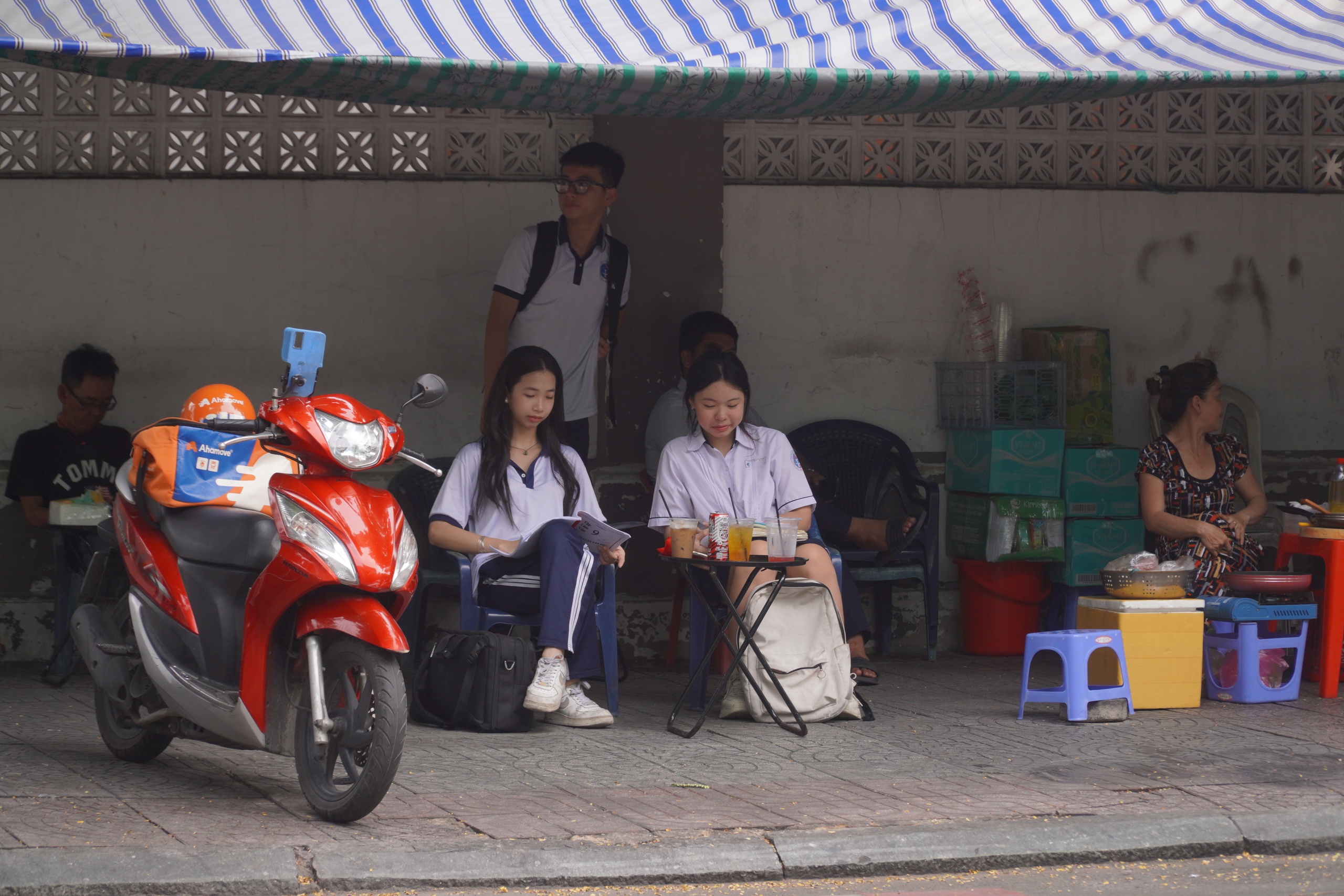 H&igrave;nh ảnh th&iacute; sinh hồi hộp l&agrave;m thủ tục dự thi lớp 10 tại TP HCM- Ảnh 1.