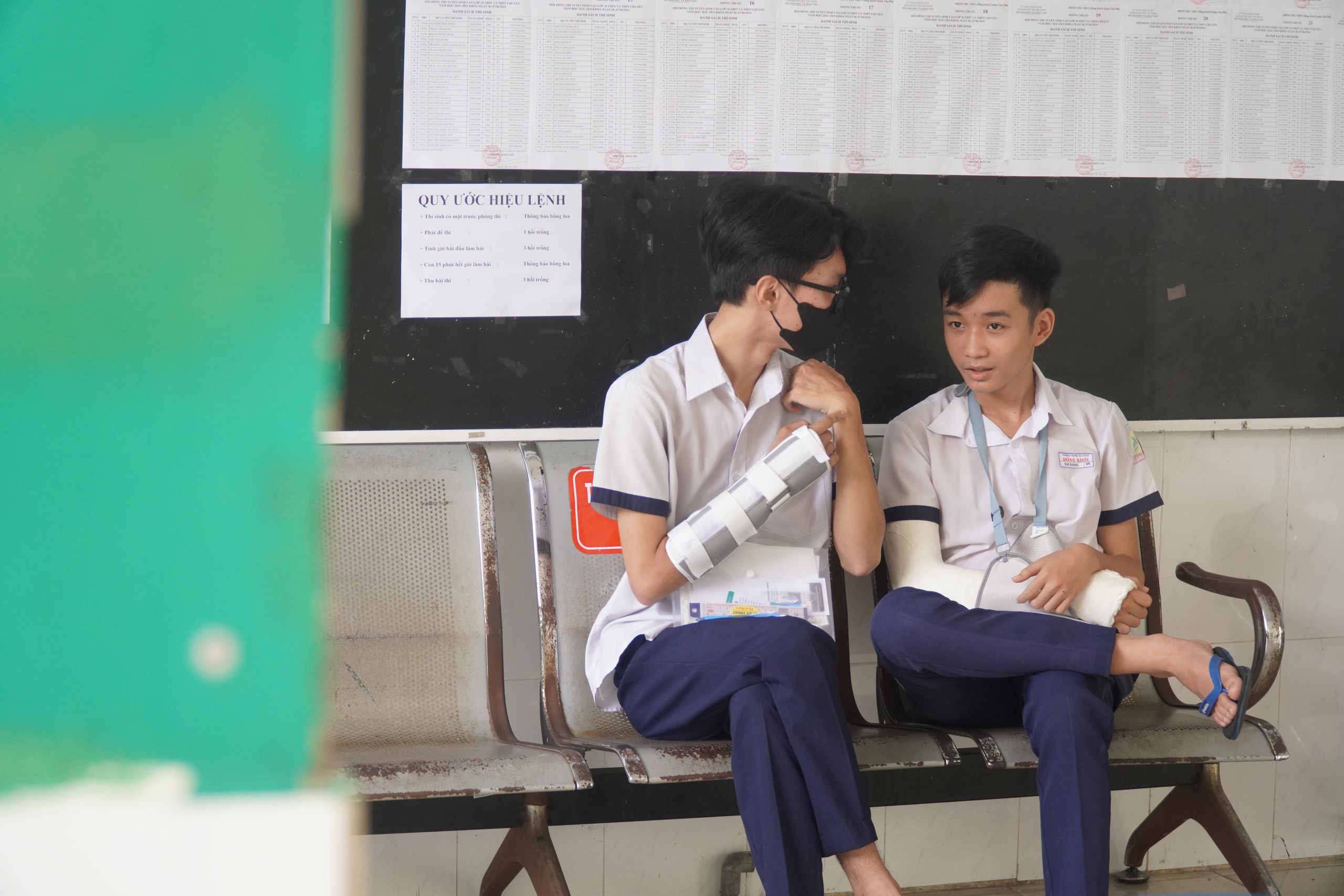 H&igrave;nh ảnh th&iacute; sinh hồi hộp l&agrave;m thủ tục dự thi lớp 10 tại TP HCM- Ảnh 5.