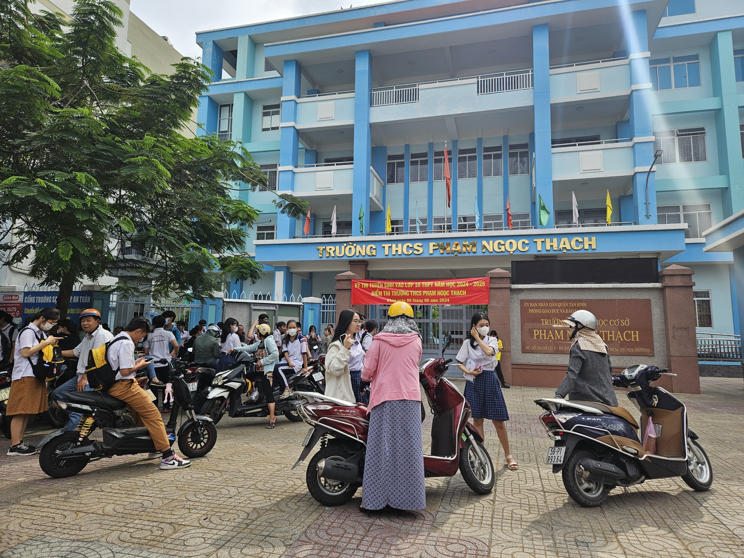 H&igrave;nh ảnh th&iacute; sinh hồi hộp l&agrave;m thủ tục dự thi lớp 10 tại TP HCM- Ảnh 2.