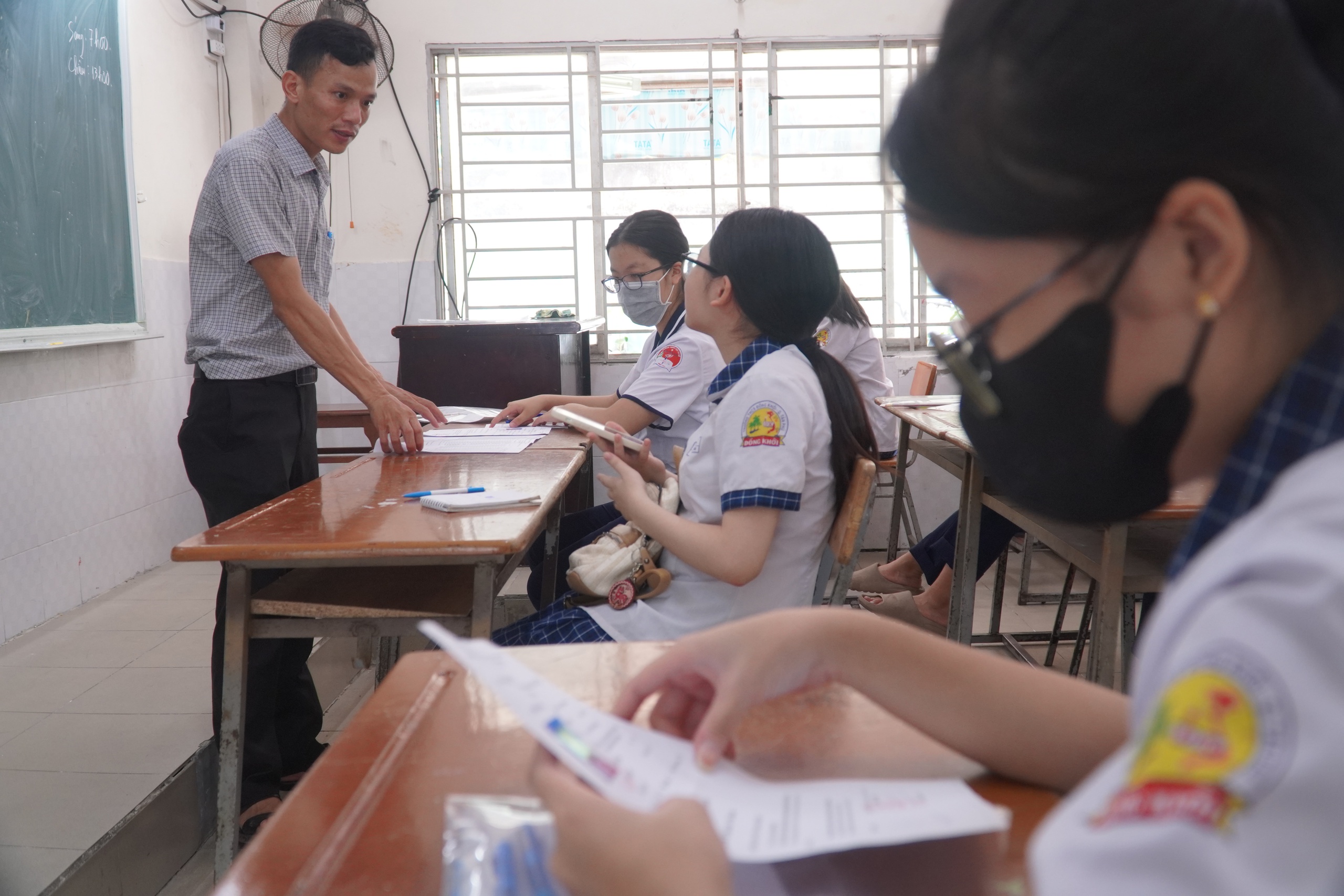 H&igrave;nh ảnh th&iacute; sinh hồi hộp l&agrave;m thủ tục dự thi lớp 10 tại TP HCM- Ảnh 6.
