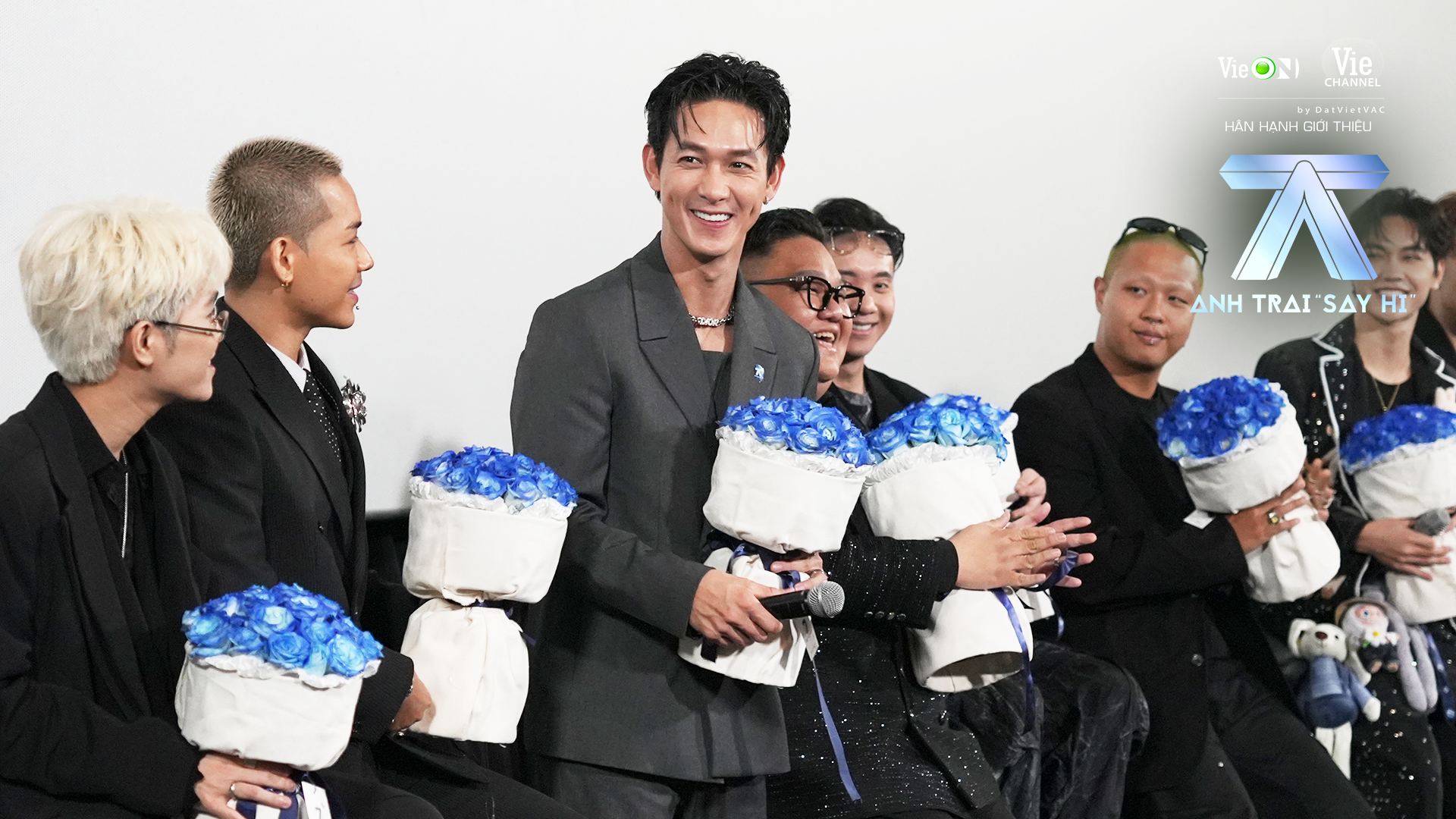 Trấn Thành đọ vẻ soái ca cùng dàn "anh trai"- Ảnh 9.