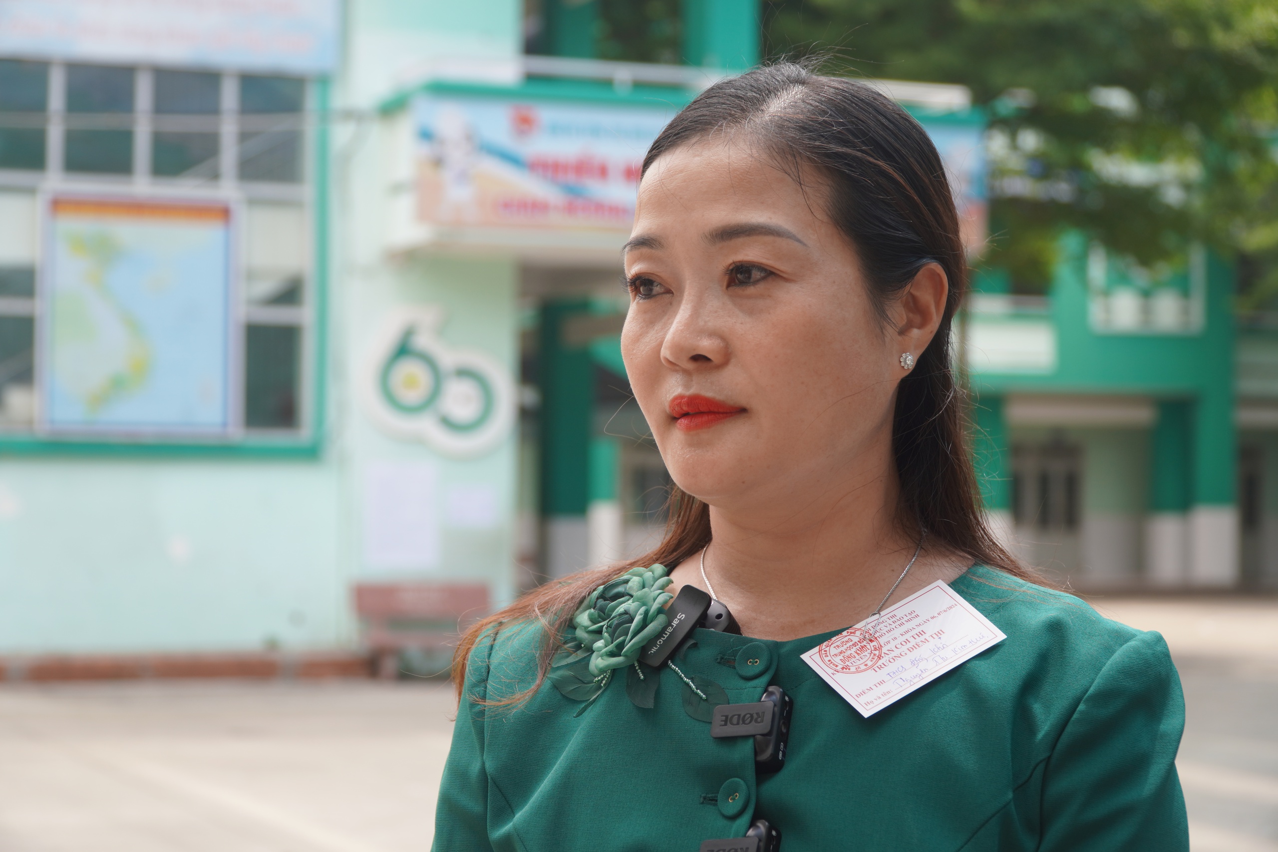 H&igrave;nh ảnh th&iacute; sinh hồi hộp l&agrave;m thủ tục dự thi lớp 10 tại TP HCM- Ảnh 4.