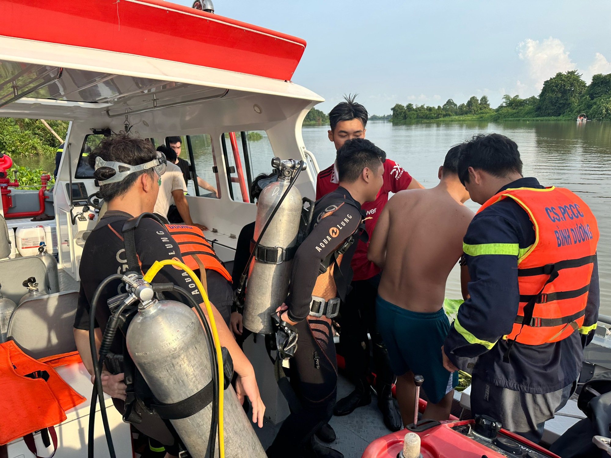 B&agrave;n giao thi thể 3 thiếu nữ bị đuối nước tr&ecirc;n s&ocirc;ng S&agrave;i G&ograve;n cho gia đ&igrave;nh- Ảnh 1.