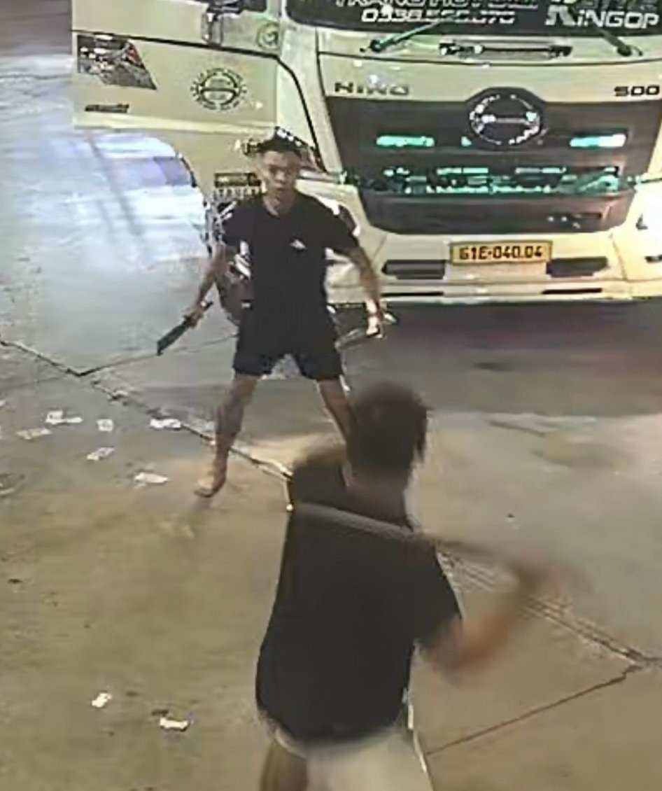 B&igrave;nh Dương: 6 người tr&ecirc;n xe tải lao xuống c&acirc;y xăng g&acirc;y hỗn chiến kinh ho&agrave;ng- Ảnh 1.