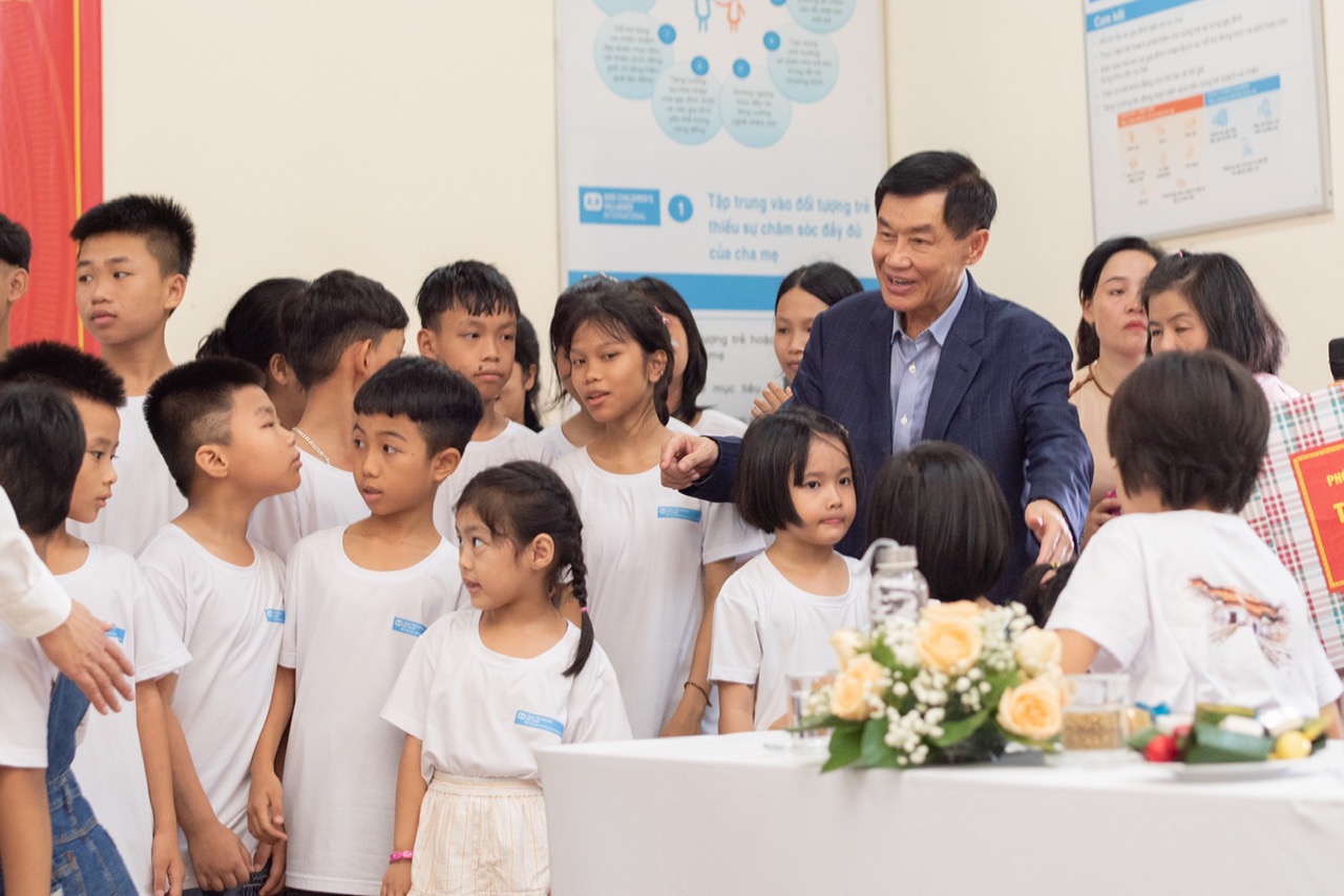 &Ocirc;ng Johnathan Hạnh Nguyễn tặng 1 tỉ đồng cho Quỹ Bảo trợ Trẻ em Việt Nam - Ảnh 2.