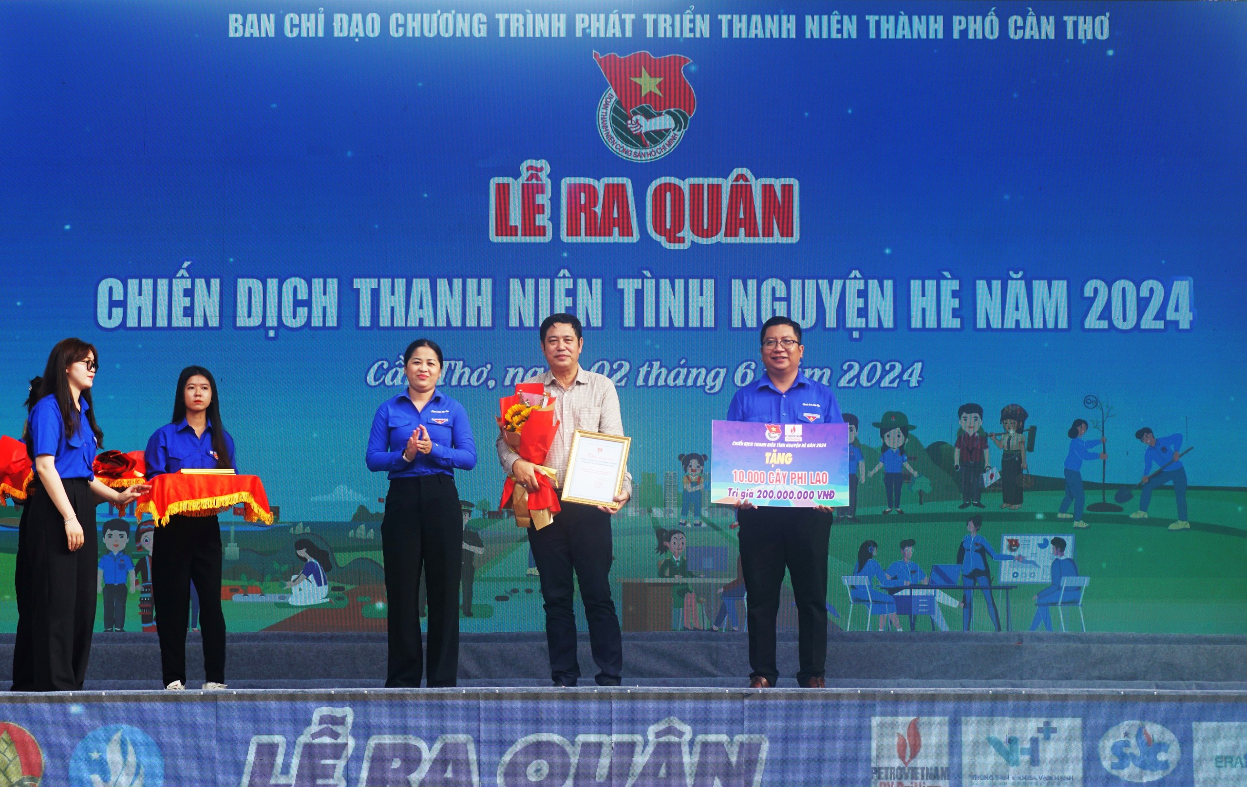 B&agrave; Lư Thị Ngọc Anh, Ủy vi&ecirc;n Ban thường vụ Trung ương Đo&agrave;n, B&iacute; thư Th&agrave;nh đo&agrave;n Cần Thơ, tặng thư cảm ơn PV Drilling t&agrave;i trợ TP Cần Thơ 10.000 c&acirc;y xanh