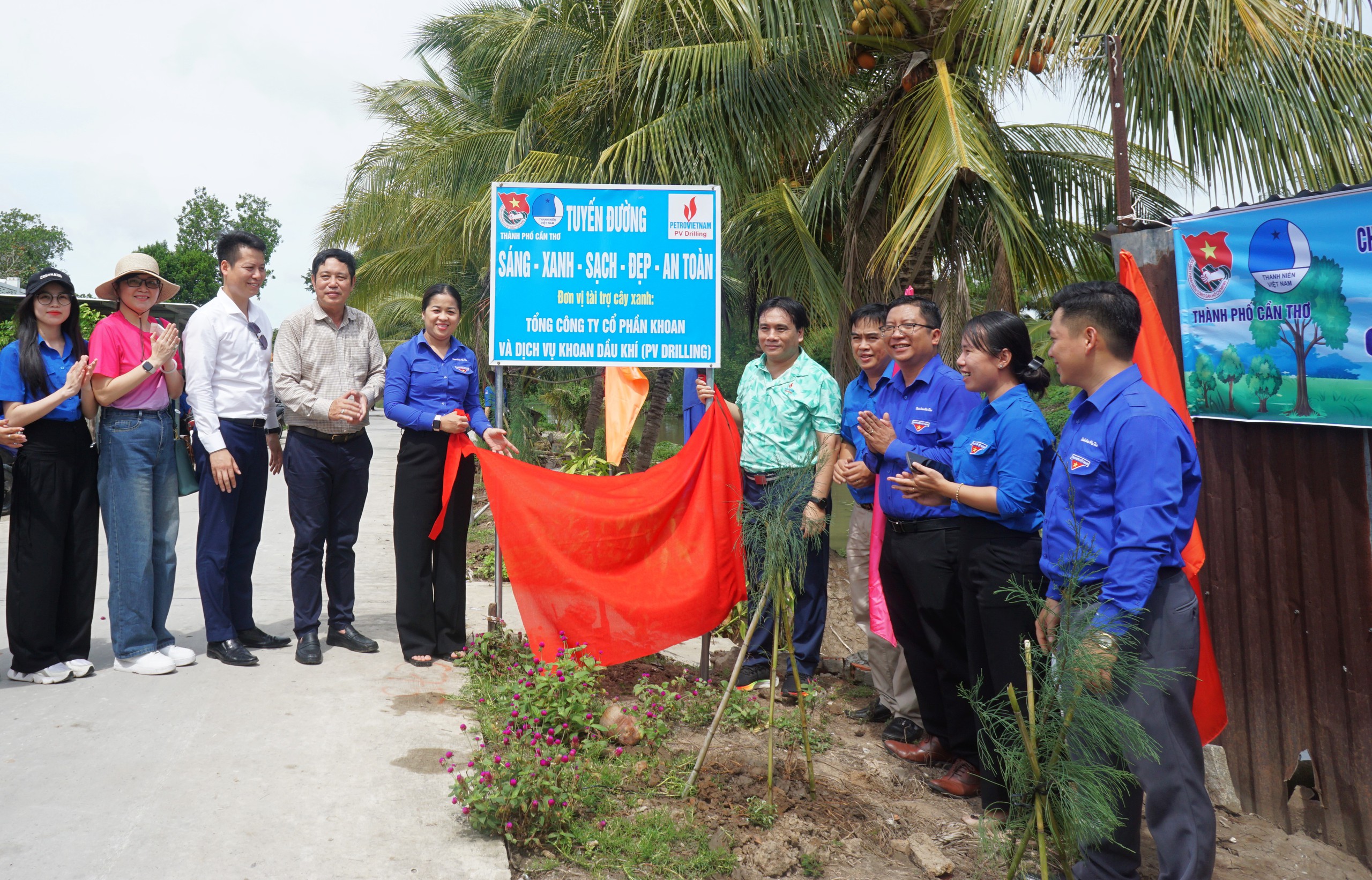&Ocirc;ng Nguyễn Xu&acirc;n Cường - Tổng gi&aacute;m đốc PV Drilling v&agrave; b&agrave; Lư Thị Ngọc Anh - UV Ban thường vụ Trung ương Đo&agrave;n, B&iacute; thư Th&agrave;nh đo&agrave;n Cần Thơ gắn biển c&ocirc;ng tr&igrave;nh tuyến đường "S&aacute;ng - xanh - sạch - đẹp - an to&agrave;n" tại x&atilde; Trường Xu&acirc;n, huyện Thới Lai