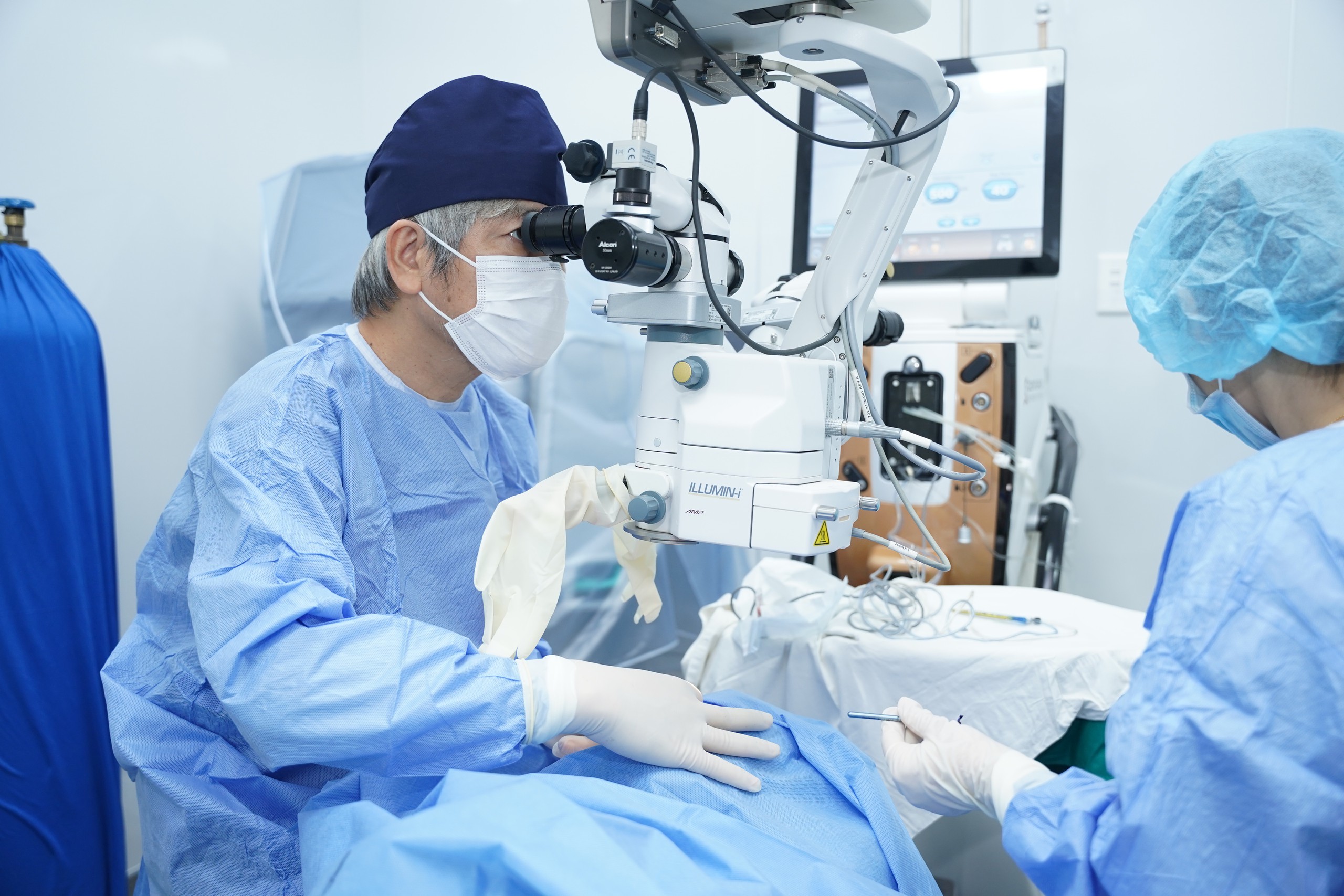 Một bác sĩ nhận giải thưởng quốc tế về phẫu thuật khúc xạ- Ảnh 2.