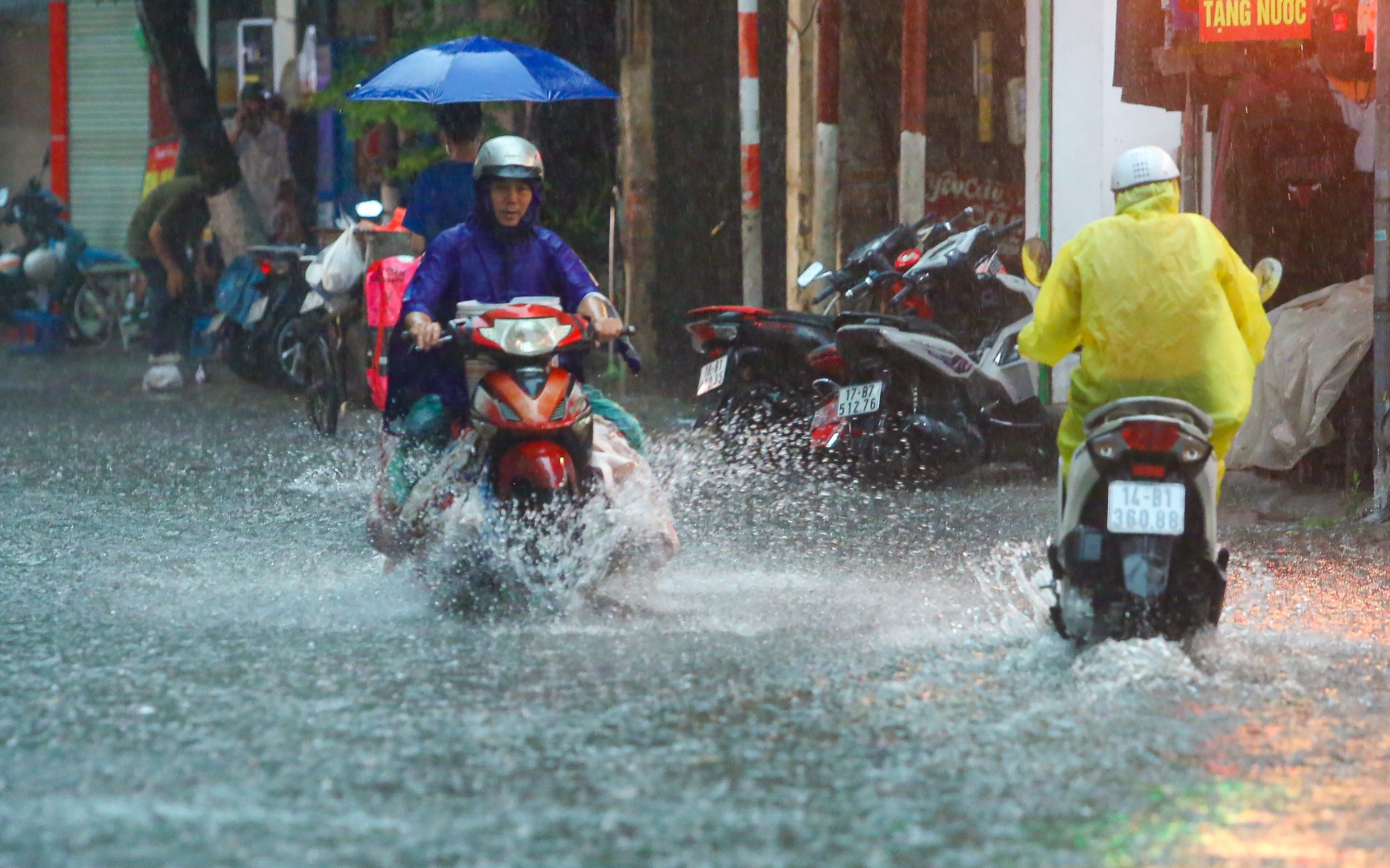 Miền Bắc mưa to trắng trời, Nam Bộ nắng n&oacute;ng gay gắt