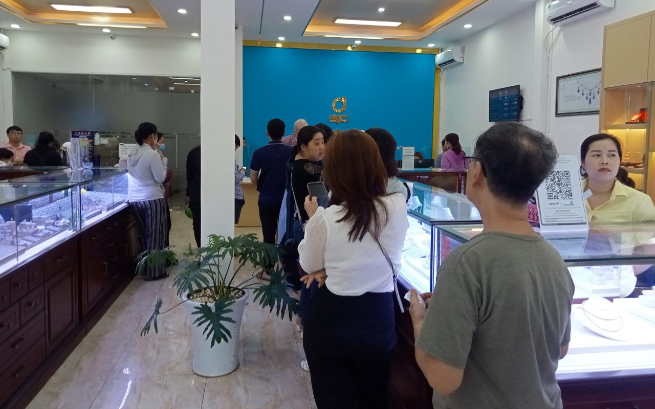 Chen chân mua vàng miếng SJC, nhiều người đang lỗ nặng