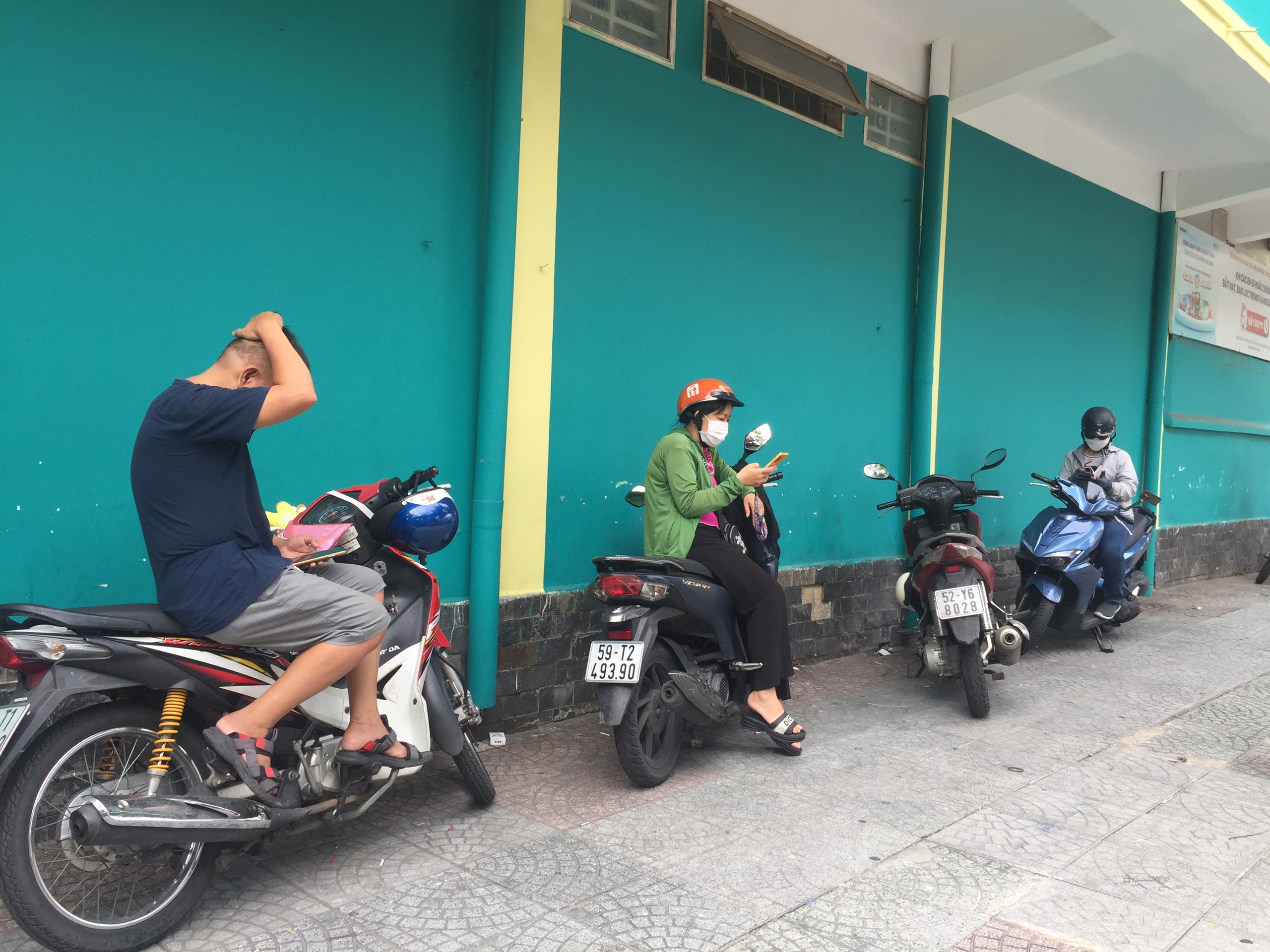 H&igrave;nh ảnh th&iacute; sinh hồi hộp l&agrave;m thủ tục dự thi lớp 10 tại TP HCM- Ảnh 8.