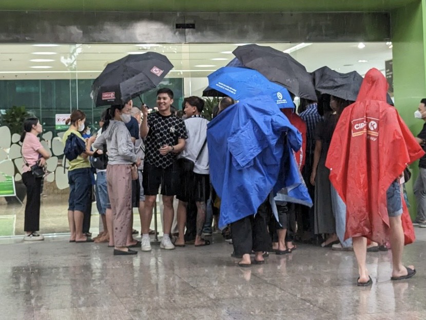 Người d&acirc;n H&agrave; Nội đội mưa xếp h&agrave;ng chờ mua v&agrave;ng miếng, gi&aacute; tiếp tục giảm- Ảnh 3.