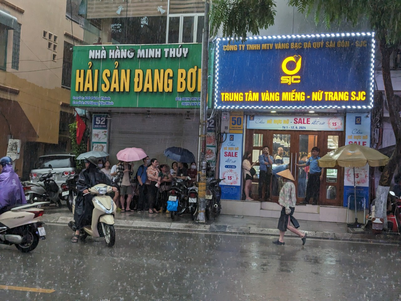 Người d&acirc;n H&agrave; Nội đội mưa xếp h&agrave;ng chờ mua v&agrave;ng miếng, gi&aacute; tiếp tục giảm- Ảnh 4.